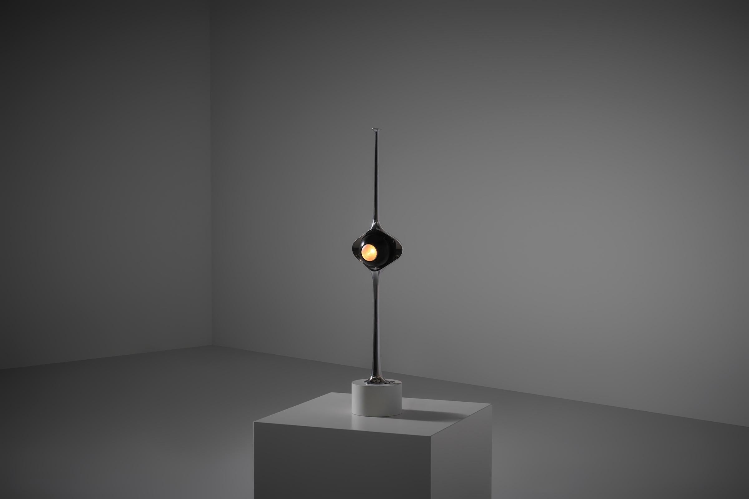 Lampe de table Cobra mod. 12919 en laiton nickelé par Angelo Lelii pour Arredoluce, Italie 1962. Design-Light intrigant composé d'une élégante tige tubulaire en forme de tulipe et d'un spacieux luminaire ovale en forme de 