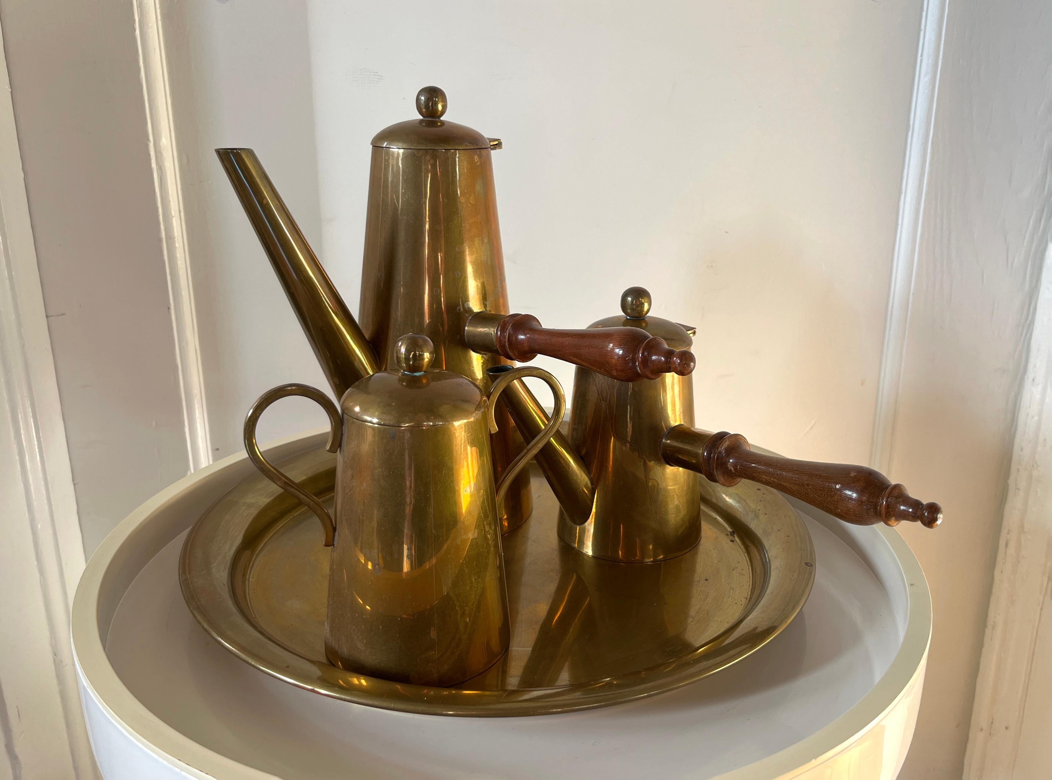 Juego de servicio de café de latón mexicano firmado que incluye bandeja, azucarero y cremera a juego. Se trata de un original del artesano J.R.R. de la zona de Taxco, como está marcado en la base de todas las piezas excepto en la bandeja. Marcado