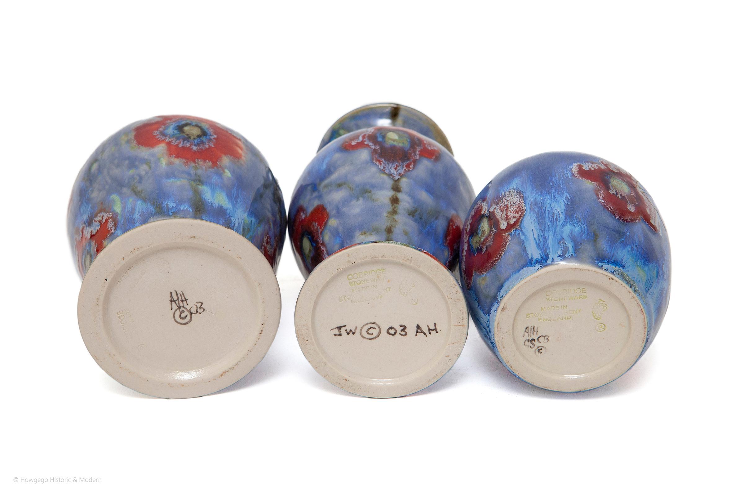 Anglais Ensemble de 3 vases anita harris à motifs cobridge, coquelicot et glace peints à la main en vente