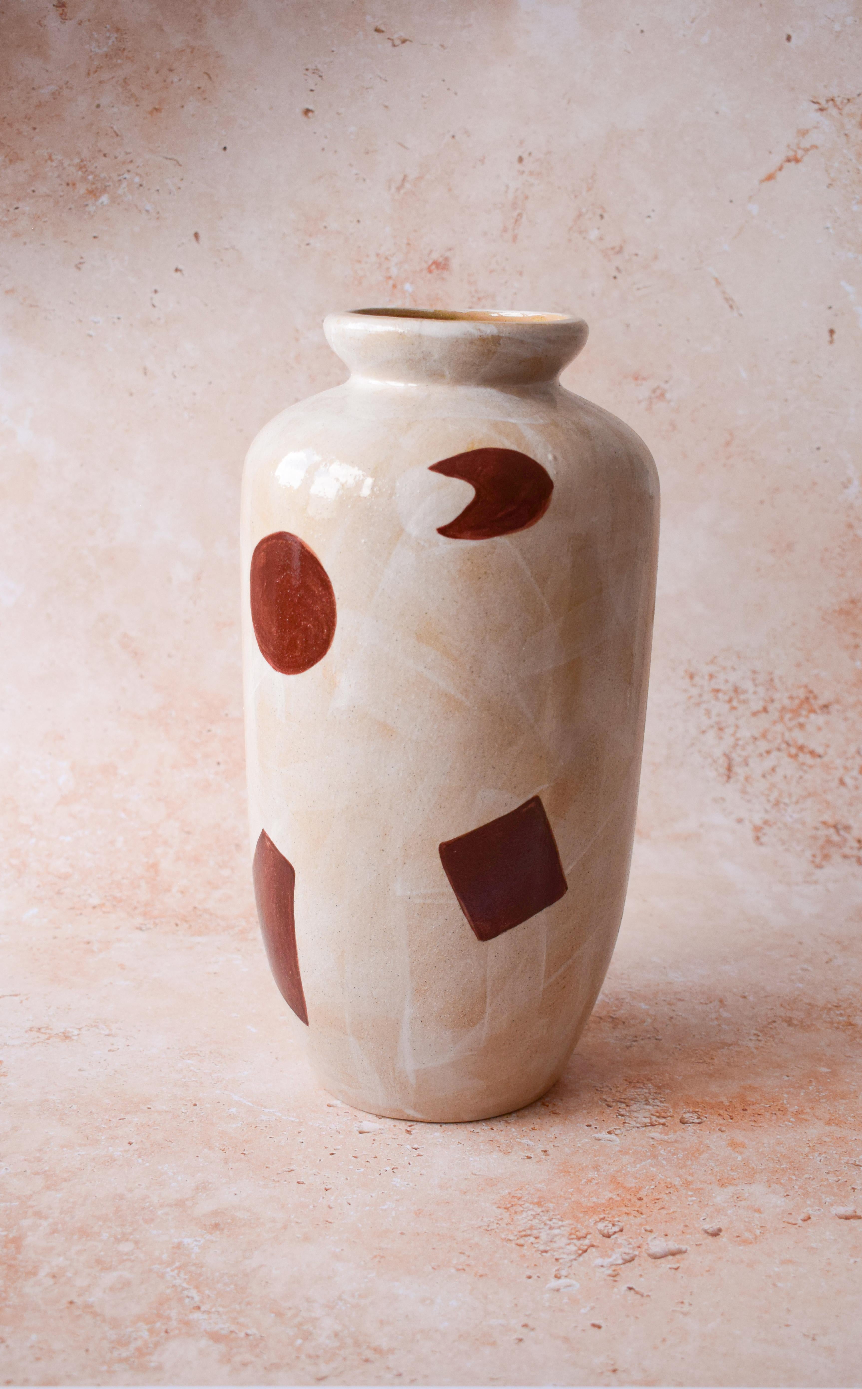 Cocao Vessel di Ella Bulley
Unico nel suo genere.
Dimensioni: Ø 14 x H. 28 cm.
Materiali: Argilla in gres bianco.

Ella Bulley è un Material Design Studio con sede a Londra, che crea lavori che spesso attraversano i regni del tessile, dei prodotti,