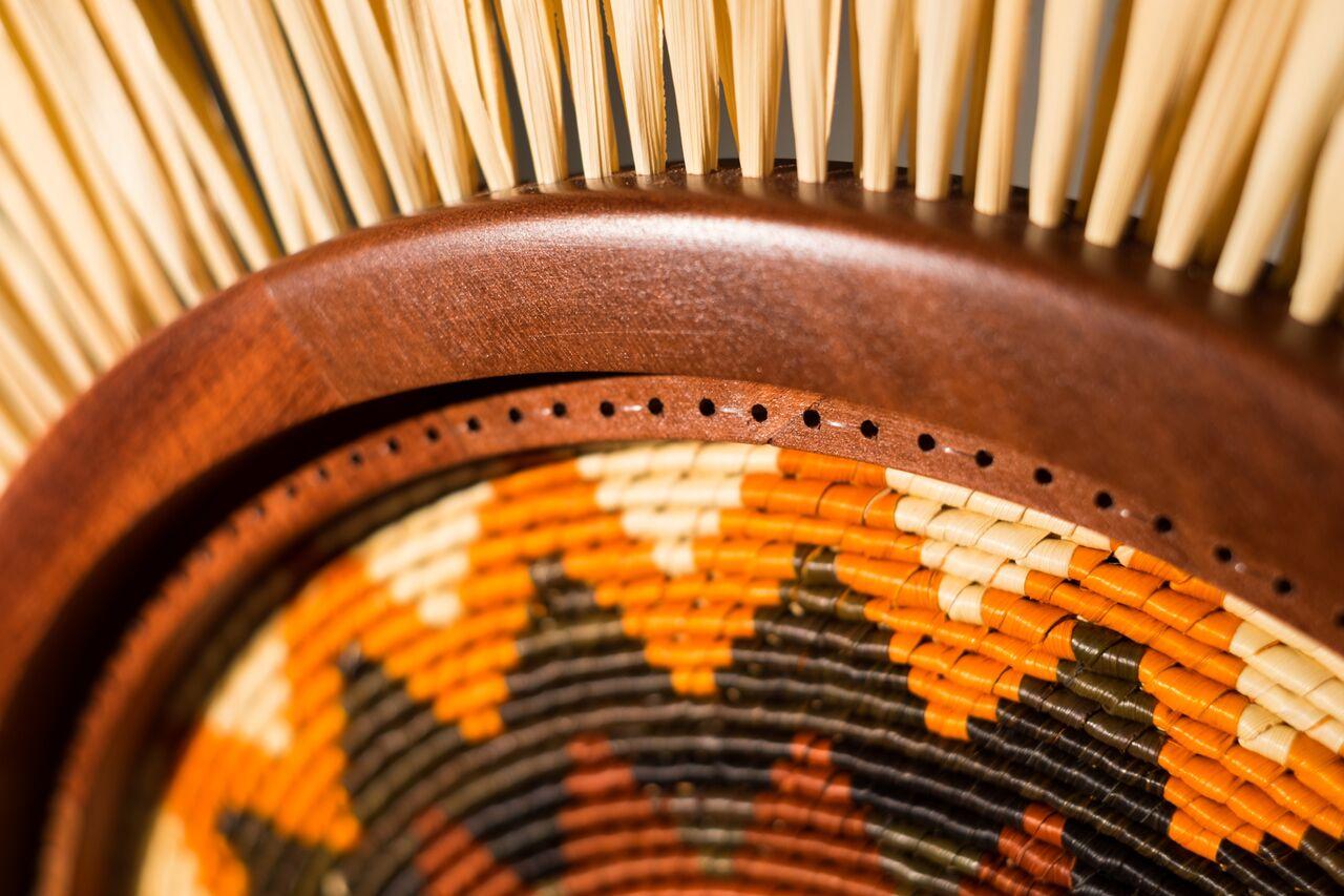 XXIe siècle et contemporain Chaise Cocar : fabriquée à la main au Brésil avec de la paille de tucumã tressée et du bois de Cabreúva en vente