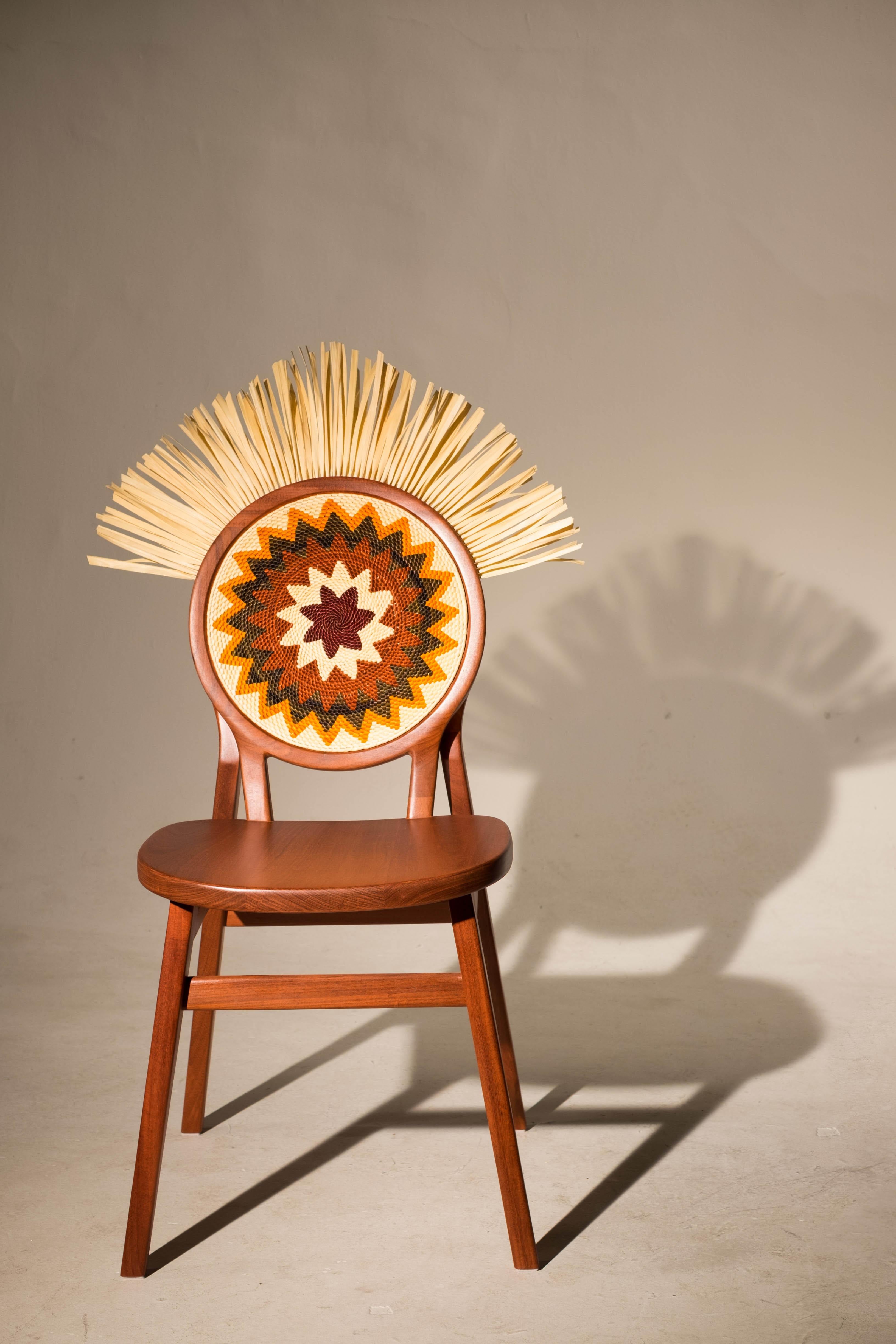 La chaise Cocar est fabriquée en bois de cabreúva pour mettre en valeur la tradition du tressage de la paille tucumã de la forêt amazonienne. Plus qu'une chaise, c'est un manifeste. 

L'artisanat est une culture. Elle est pleine de significations,