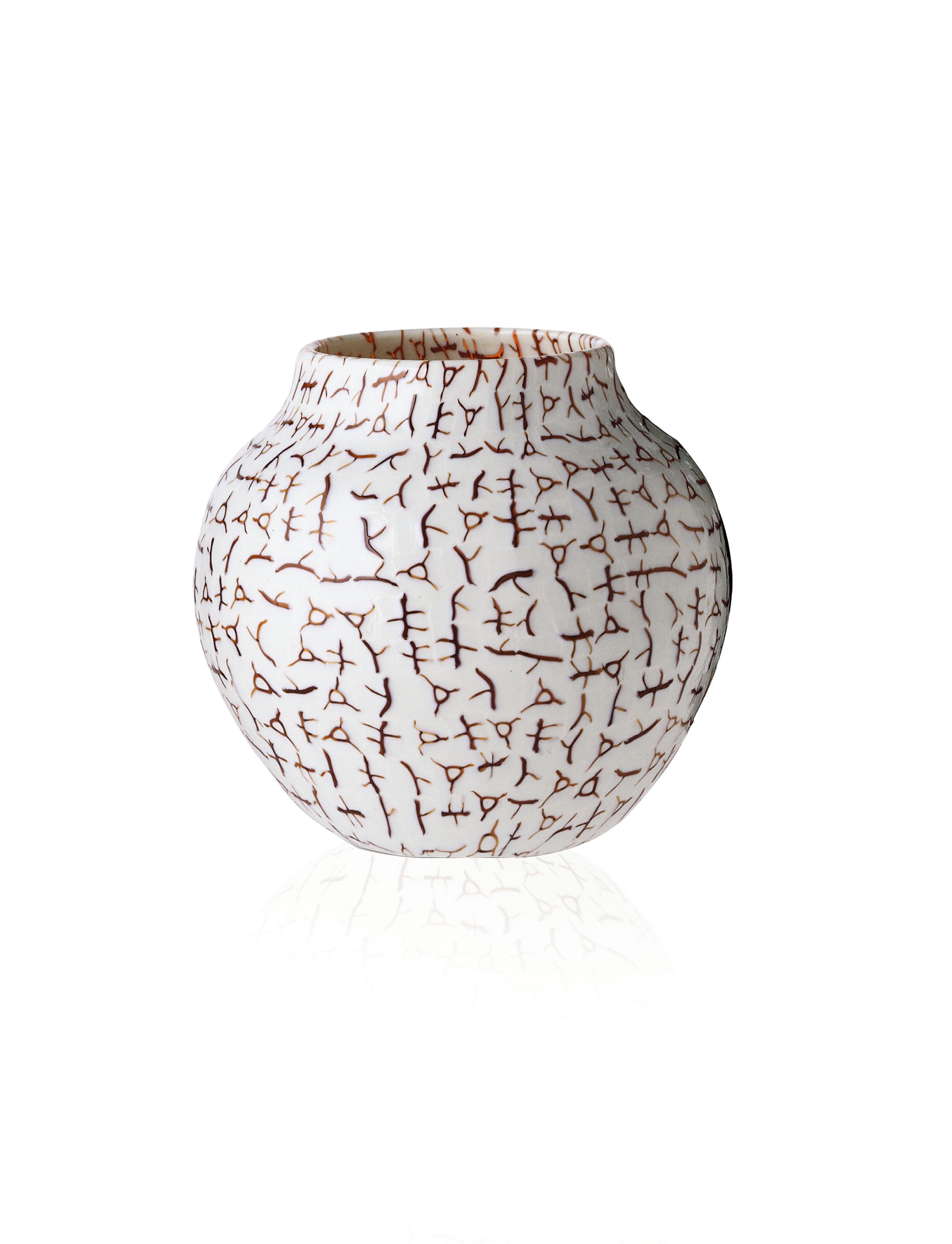 Venini glass vase with cylindrical body and fine line drawn pattern across glass surface. Featured in tea and ivory colored class designed in 1984. Perfect for indoor home decor as container or strong statement piece for any room.

Dimensions: 18