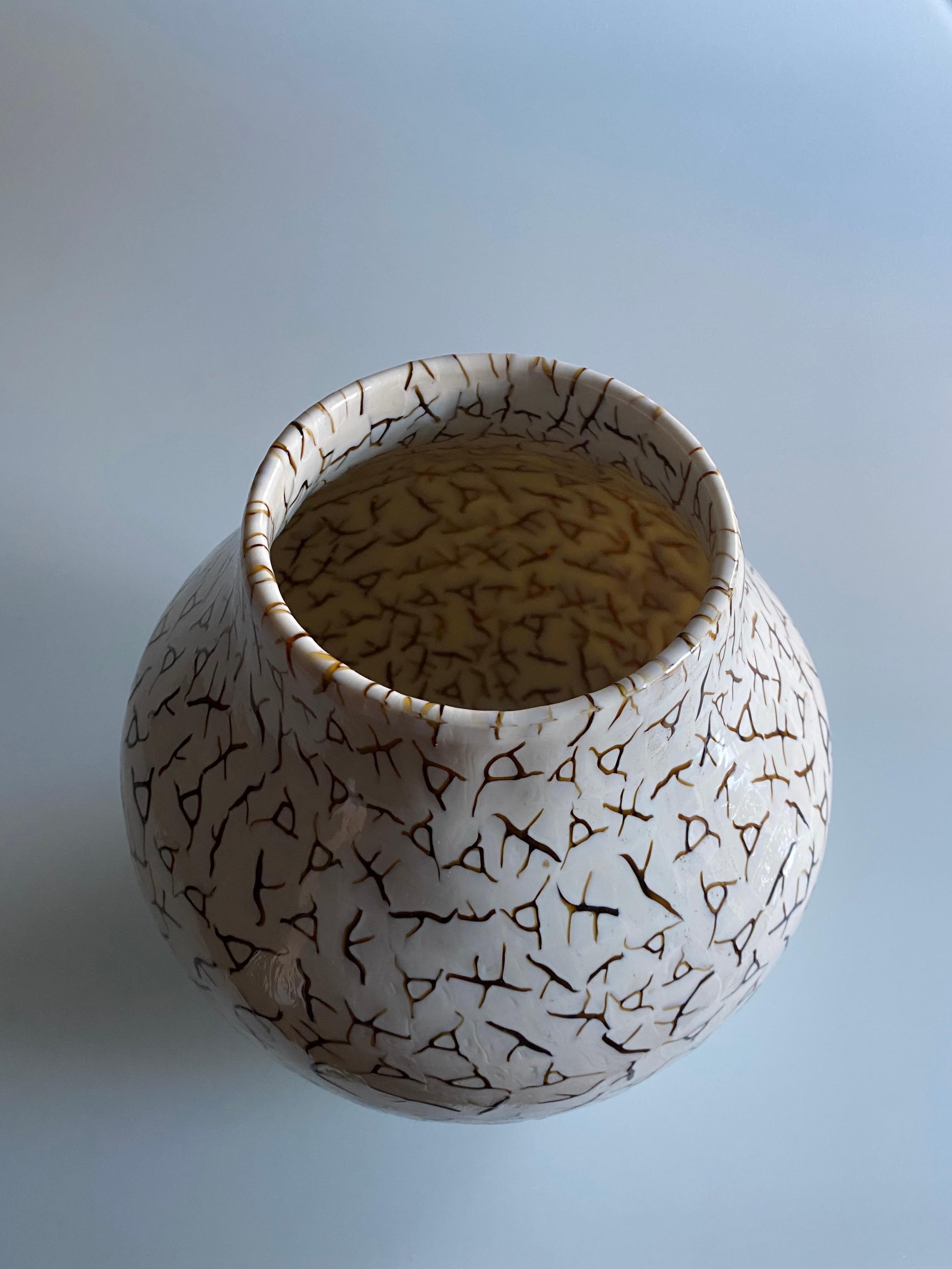 Coccio vase designed by Alessandro Diaz de Santillana for Venini. The handmade blown glass with 