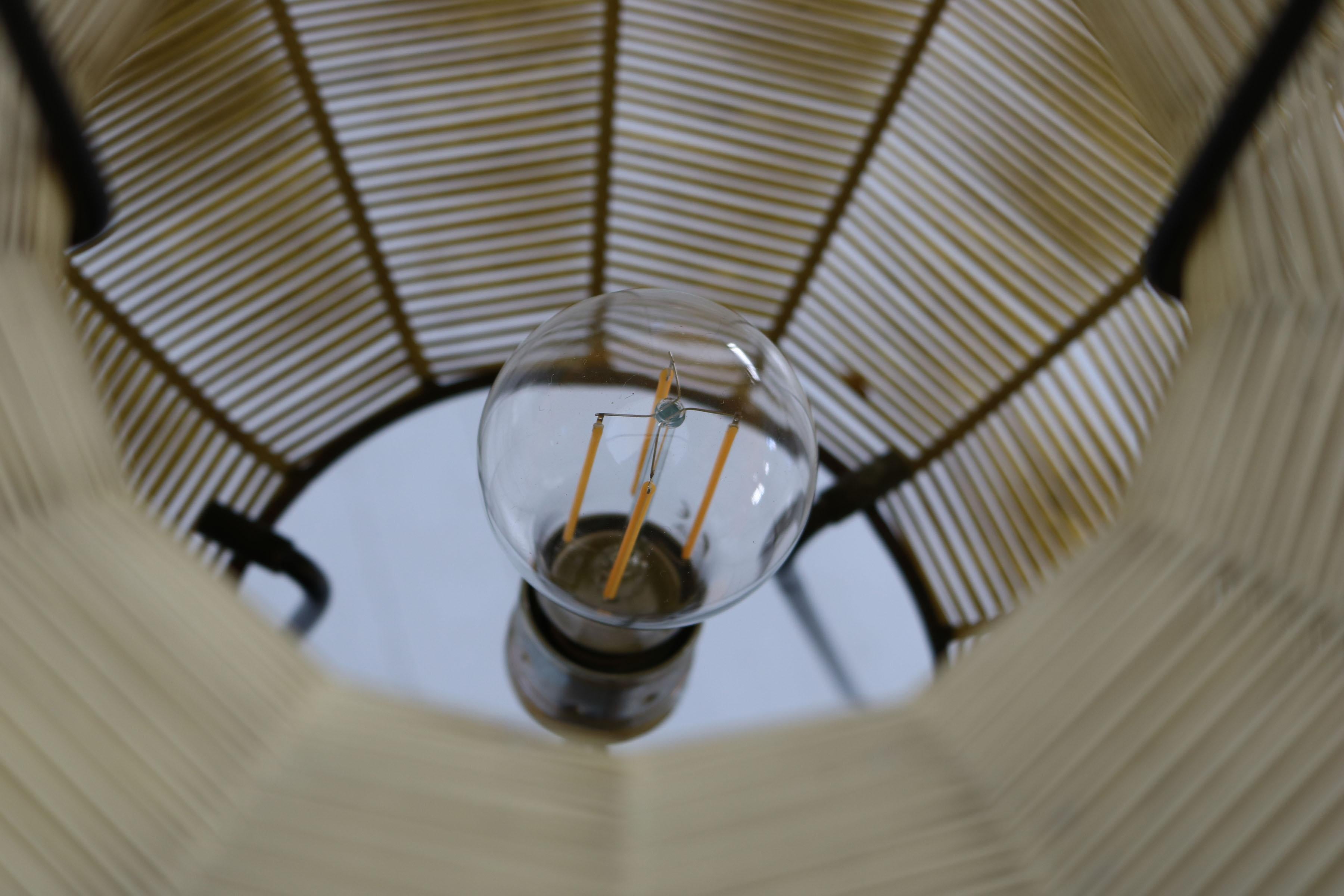  Lampadaire à trois pieds en forme de Coccon des années 50. en vente 11