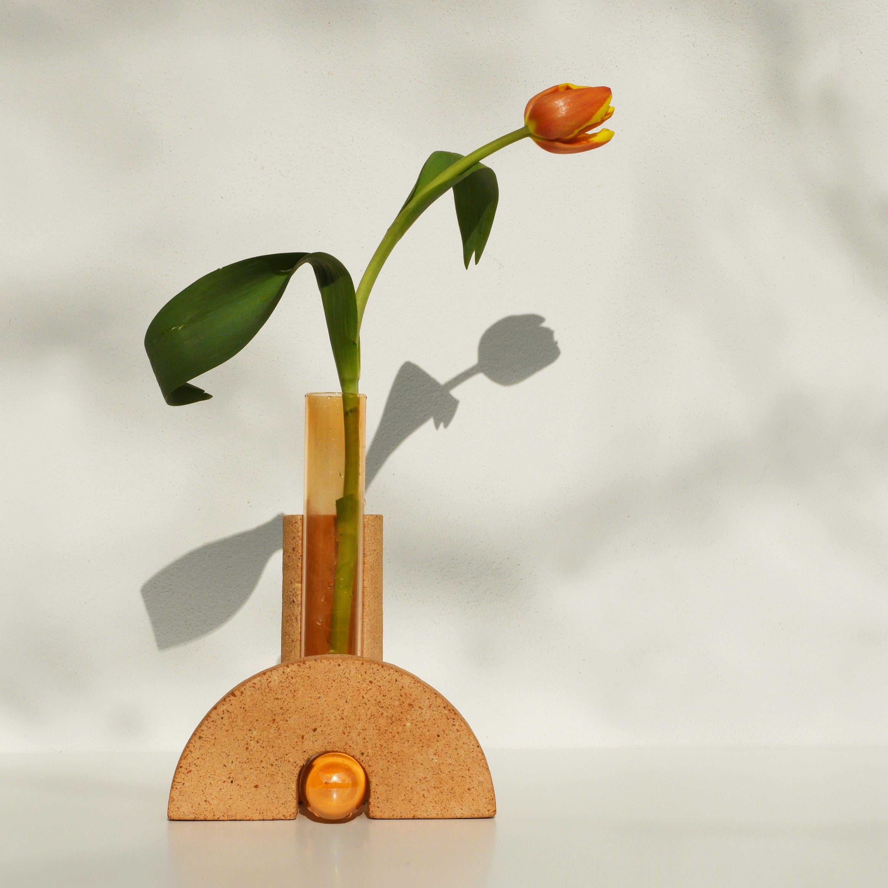 Organique Vase en pierre et verre orange fabriqué de manière responsable par COKI en vente
