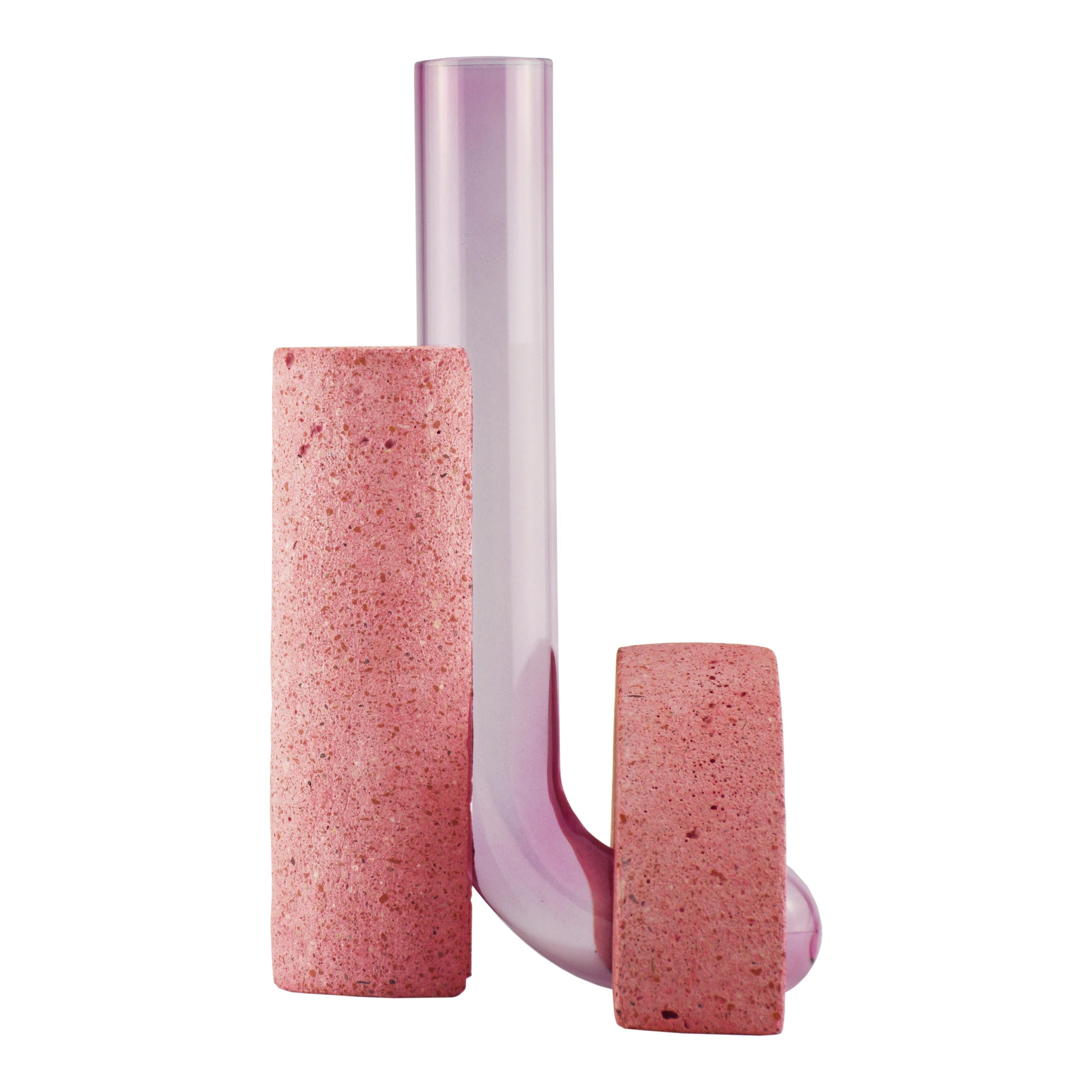 Vase en pierre rose et verre, design contemporain.
La collection de vases Cochleae s'inspire du cycle de vie des escargots et capture leur croissance lorsque le corps de l'invertébré (représenté par le verre incurvé) se développe vers le haut à