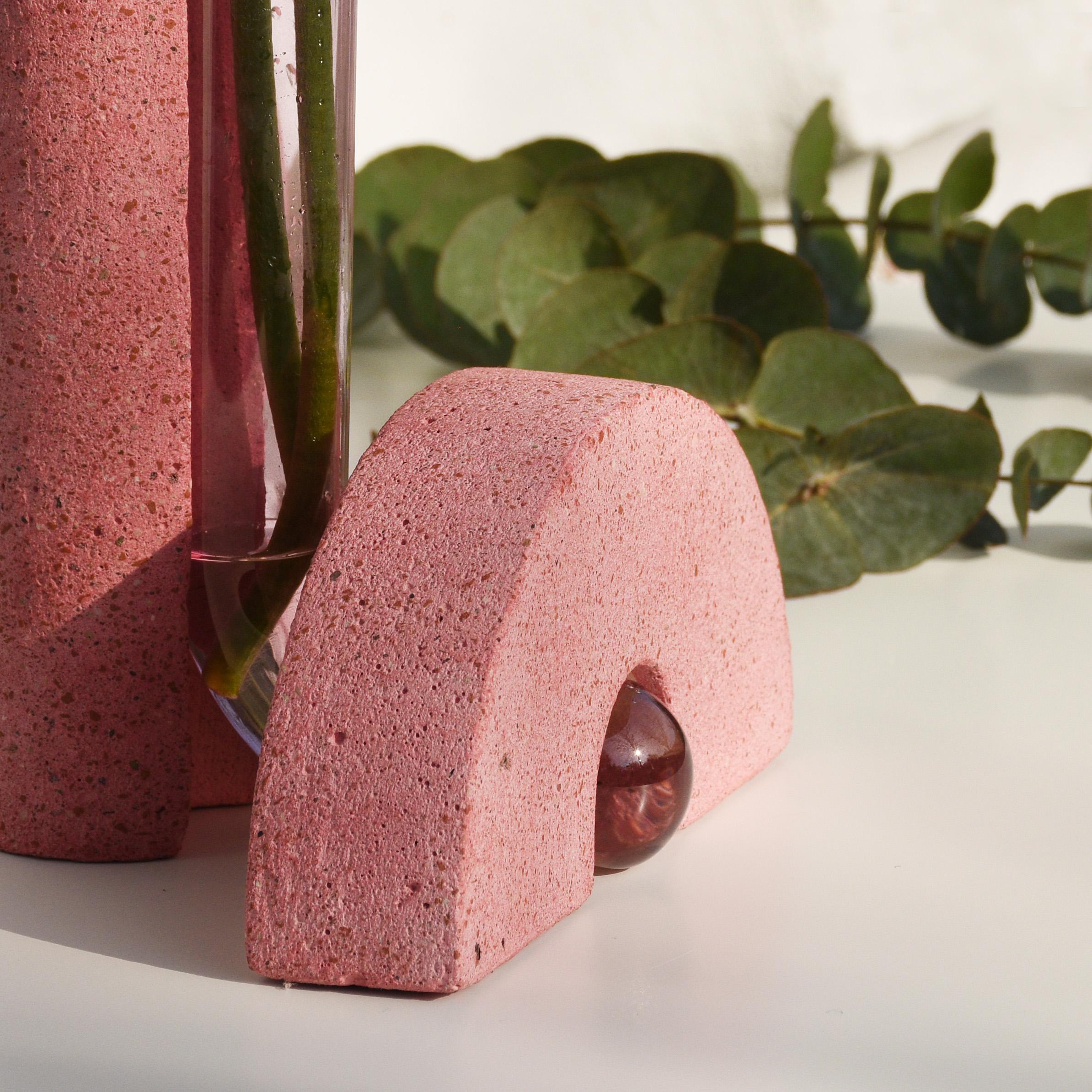 Responsibly Handgefertigte Vase aus rosa Stein und Glas von COKI im Angebot 5