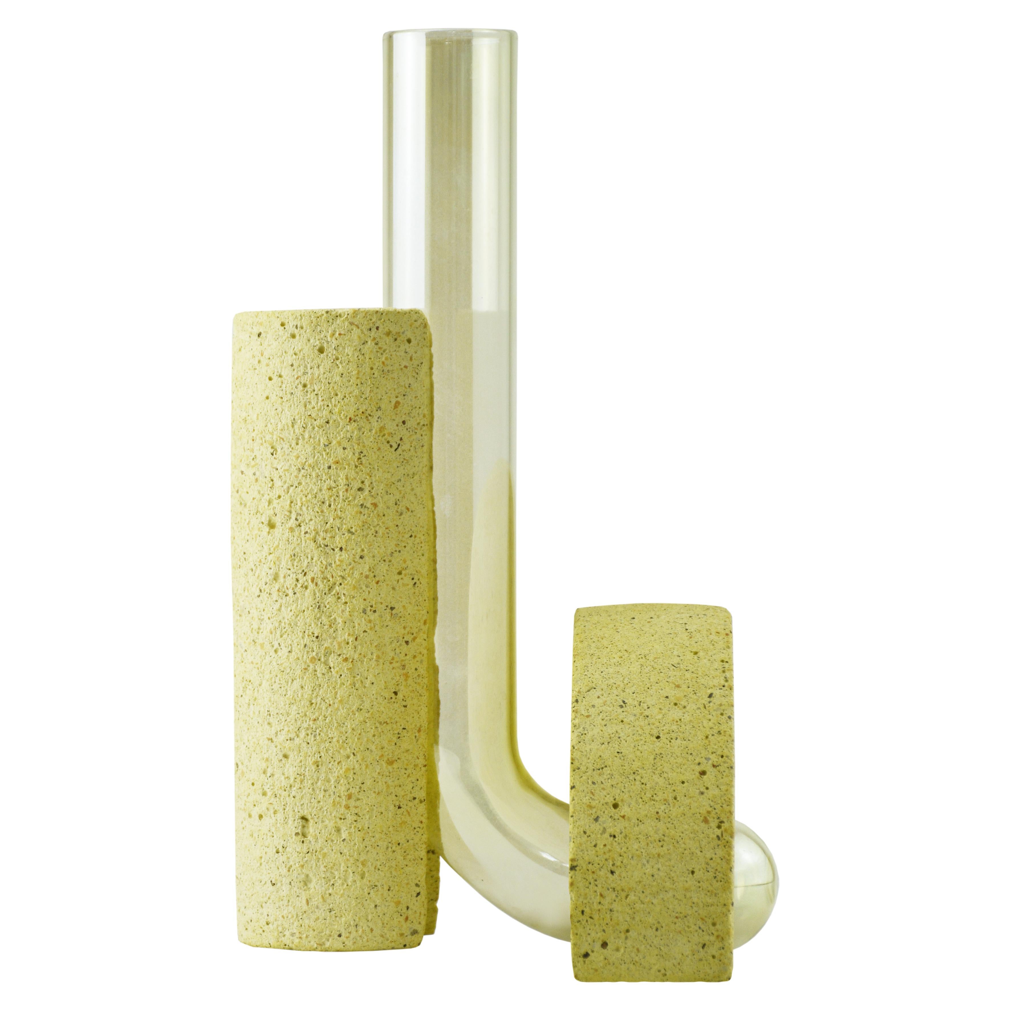 Vase en pierre jaune et en verre, design contemporain.
La collection de vases Cochleae s'inspire du cycle de vie des escargots et capture leur croissance lorsque le corps de l'invertébré (représenté par le verre incurvé) se développe vers le haut à