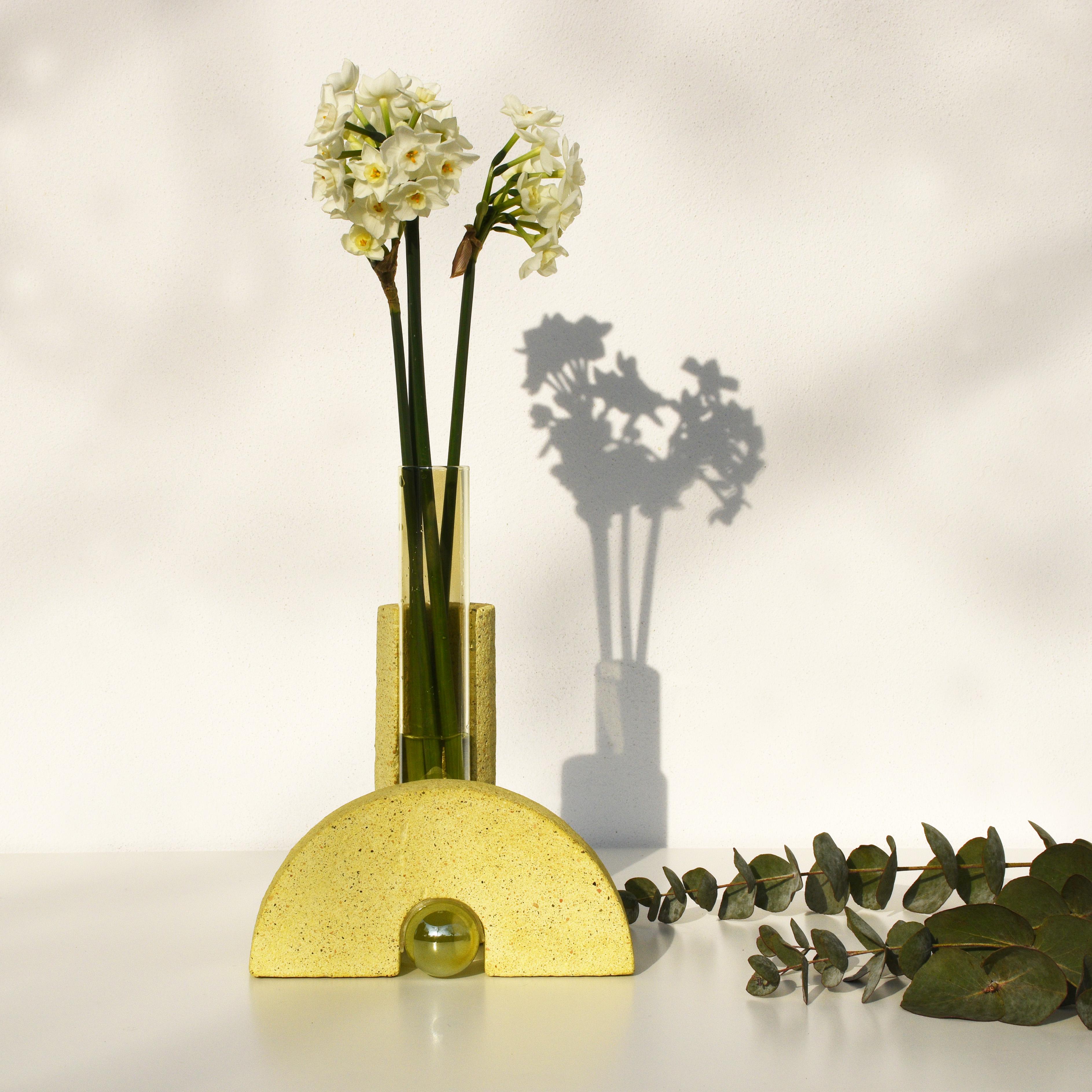 Organique Vase contemporain jaune, fabriqué à la main en Italie par COKI en vente