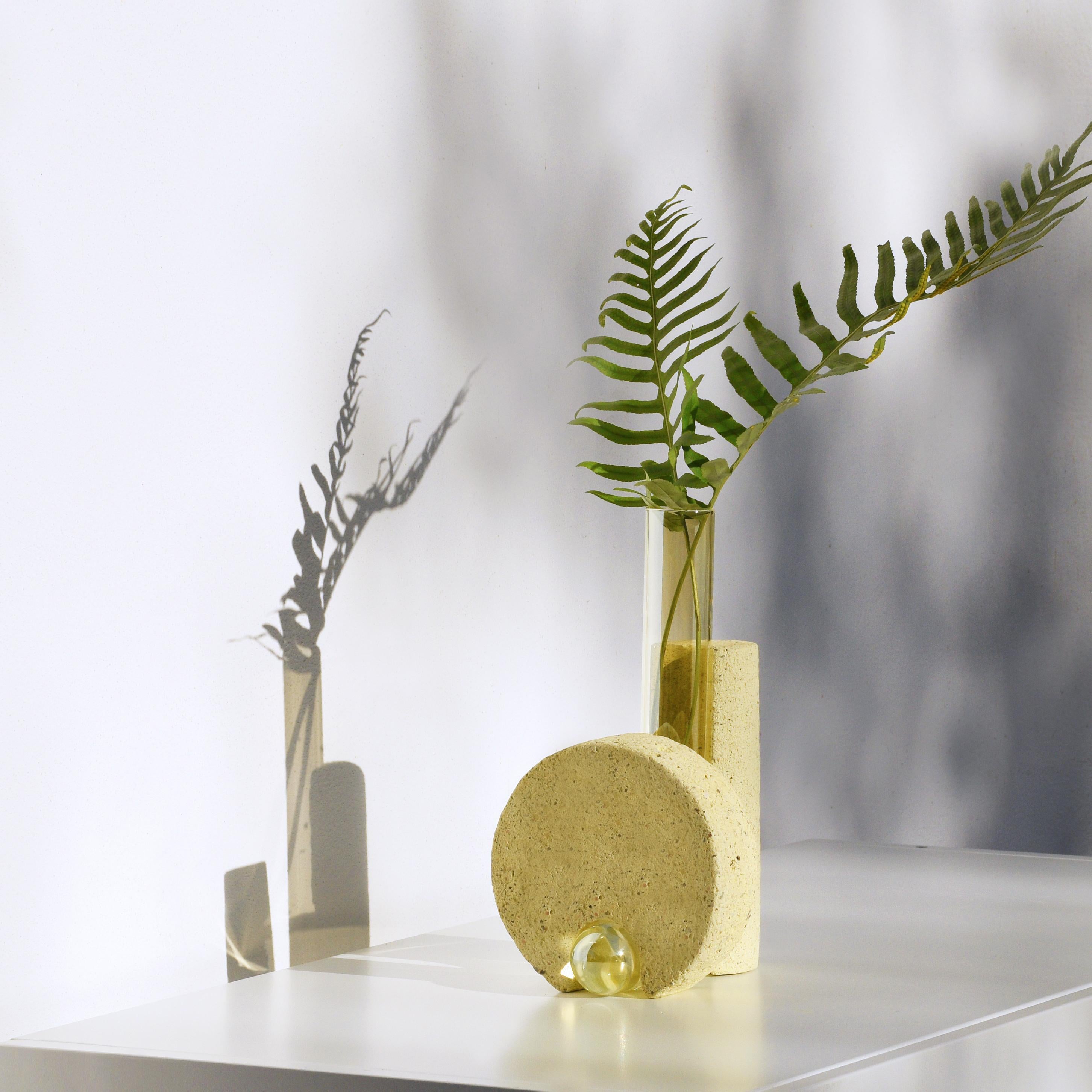 Organique Vase en pierre et verre jaune au design Contemporary par COKI en vente