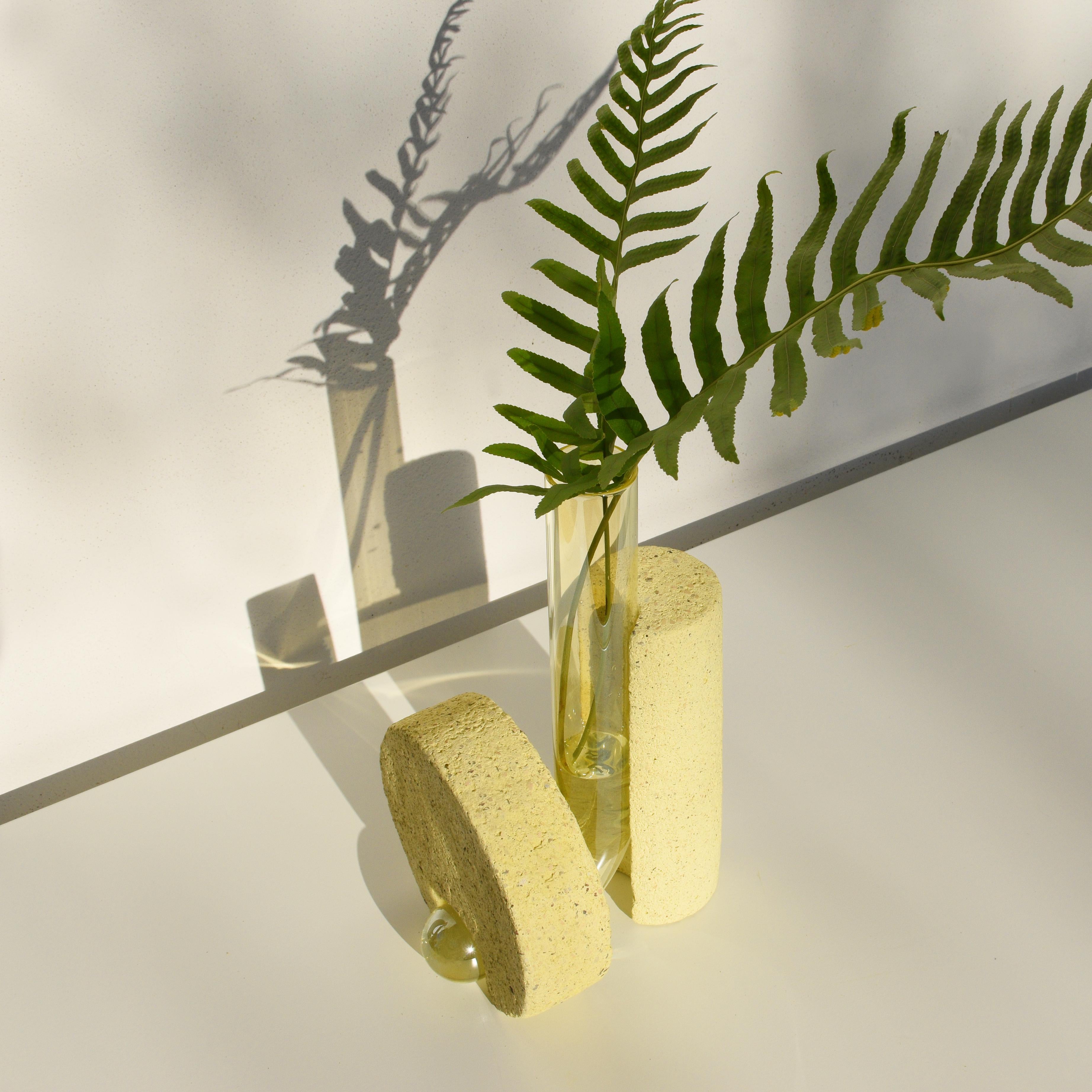 Fait main Vase en pierre et verre jaune au design Contemporary par COKI en vente