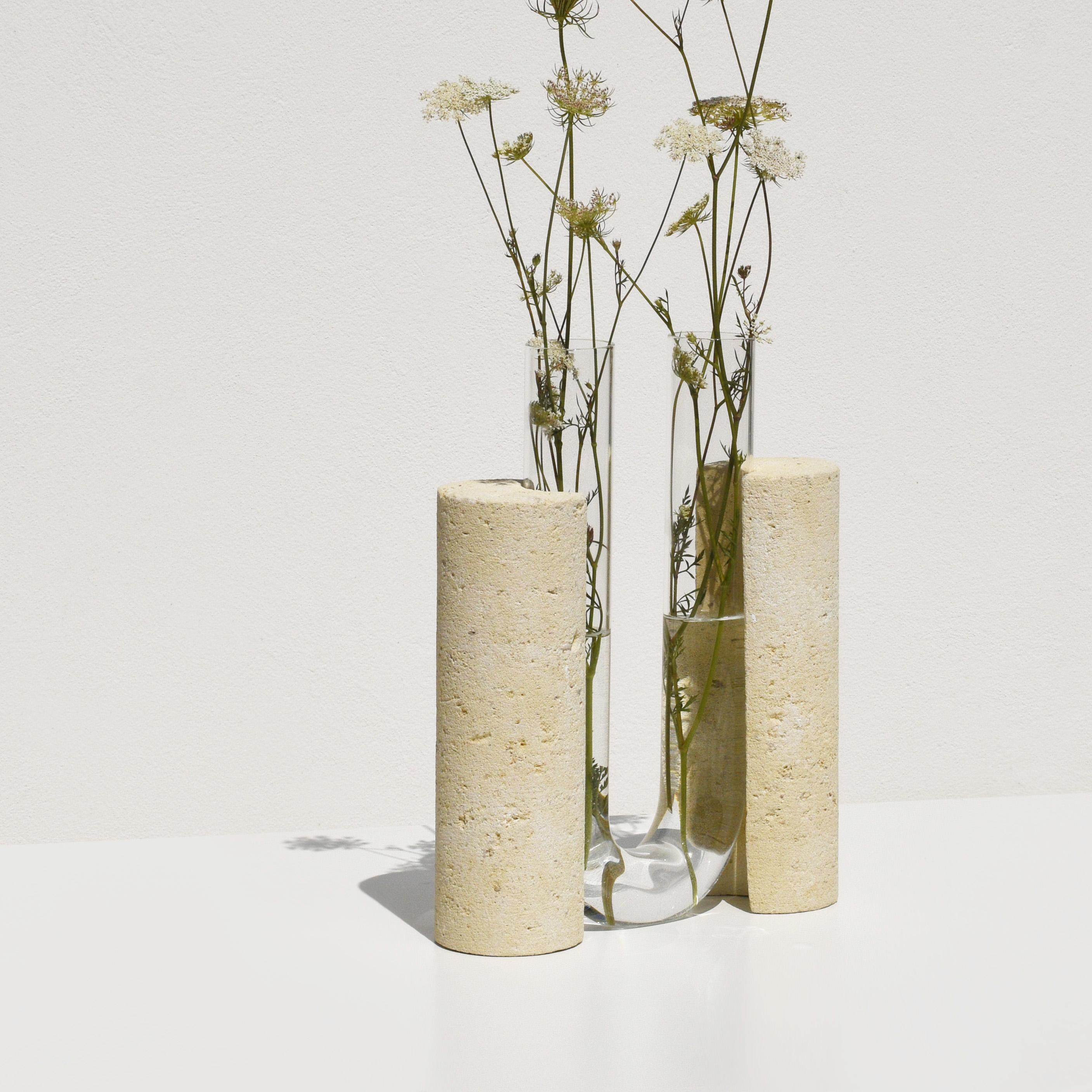Moderne Vase «ochlea Dello Sviluppo » en pierre et verre transparent fabriqué à la main par COKI en vente