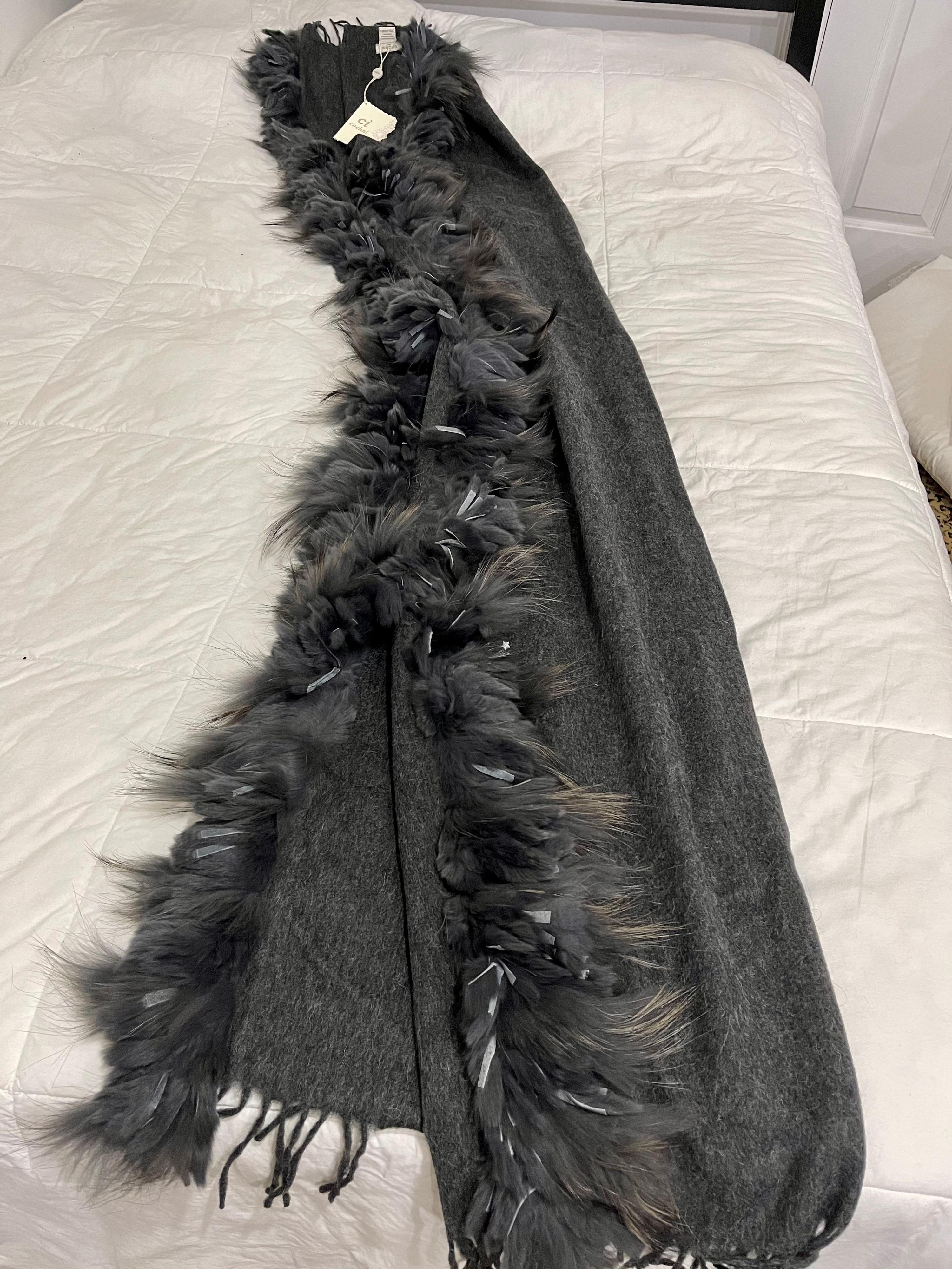 Cochni Italy 70% Cashmere & Wool Shawl/Stole Thick 100% Rabbit Fur Trim Grey In New Condition For Sale In New York, NY