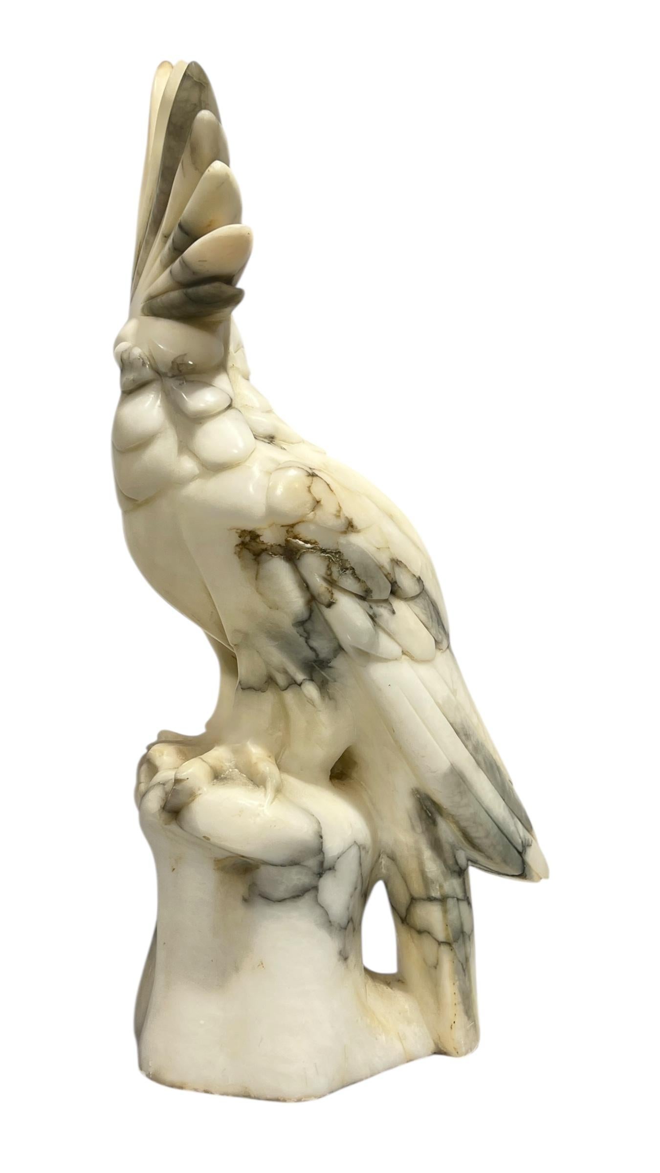 Français Perroquet cacatoès Sculpture en pierre d'albâtre en vente