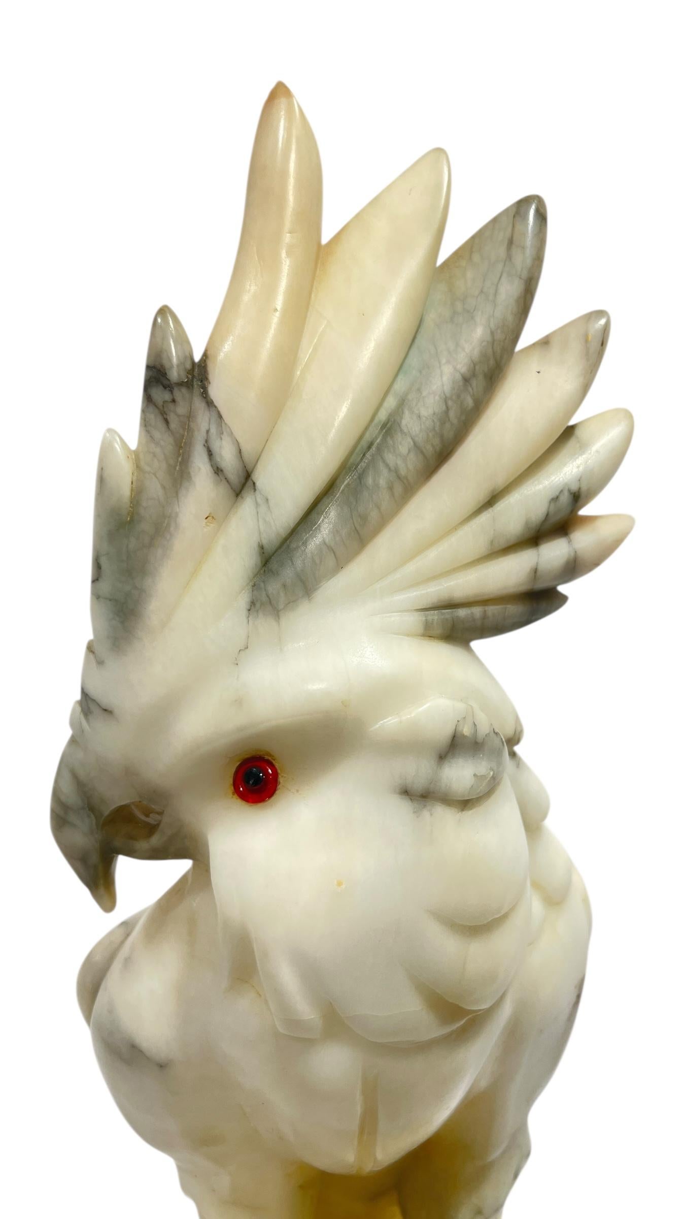 Perroquet cacatoès Sculpture en pierre d'albâtre Bon état - En vente à New York, NY