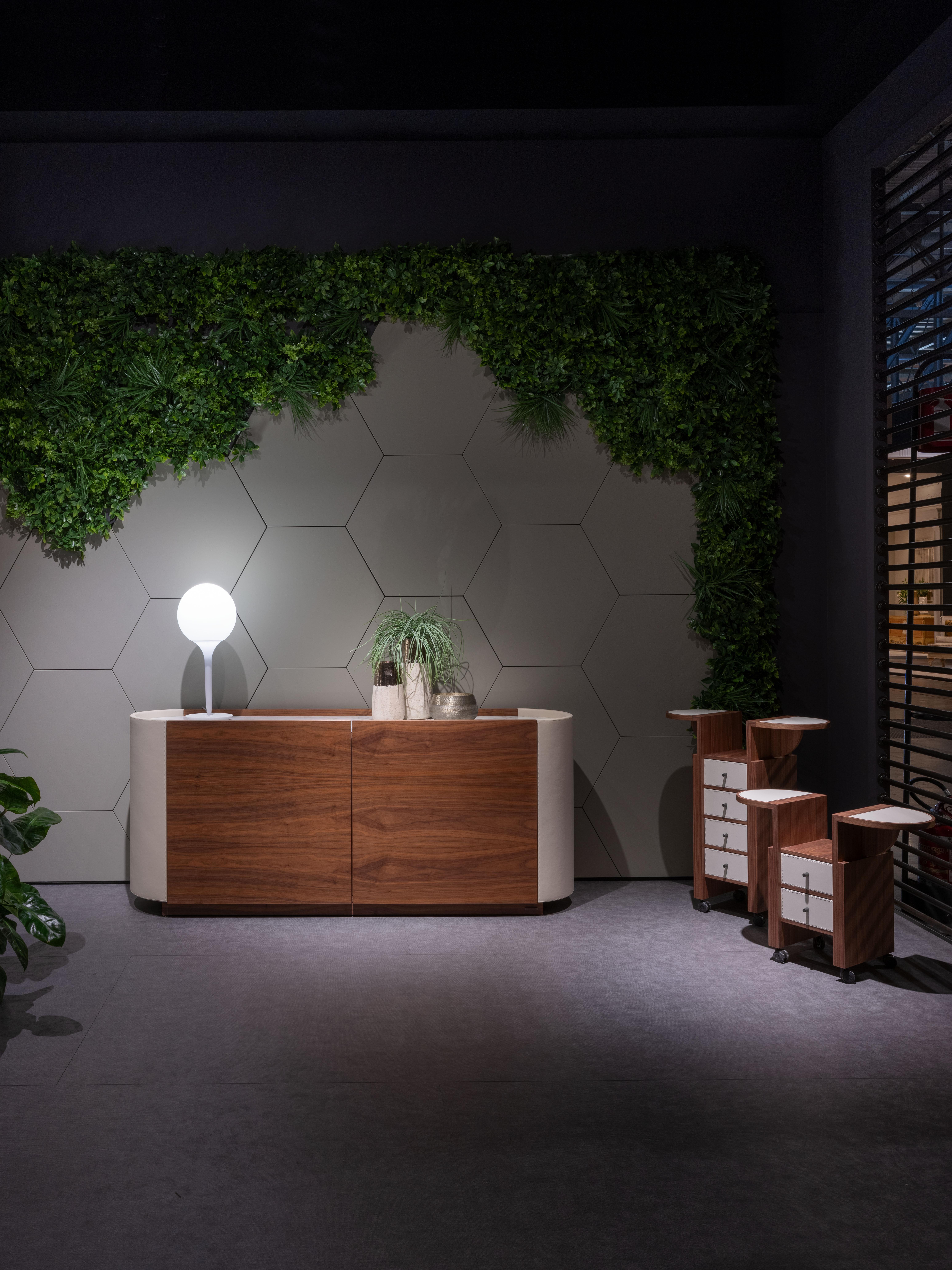 Un piccolo universo racchiuso in forme essenziali. Cocker 2 non è solo un comodino: è un complice silenzioso della tua intimità, un rifugio discreto per oggetti che parlano di te.
I suoi due cassettini, rivestiti in morbido pellame, custodiscono