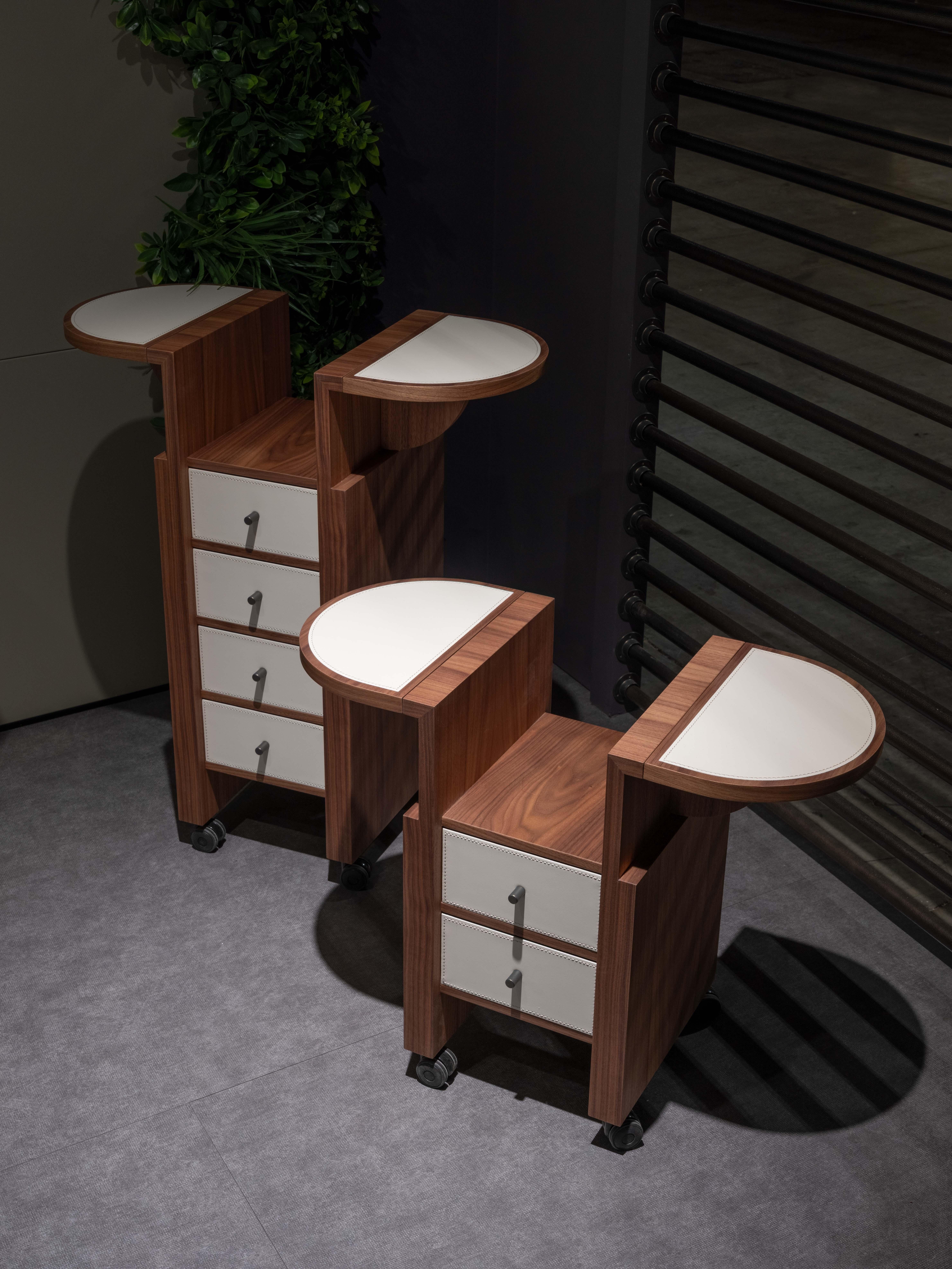 Moderno Cocker comodino in legno con 2 cassetti e pianetti che si aprono come ali. in vendita