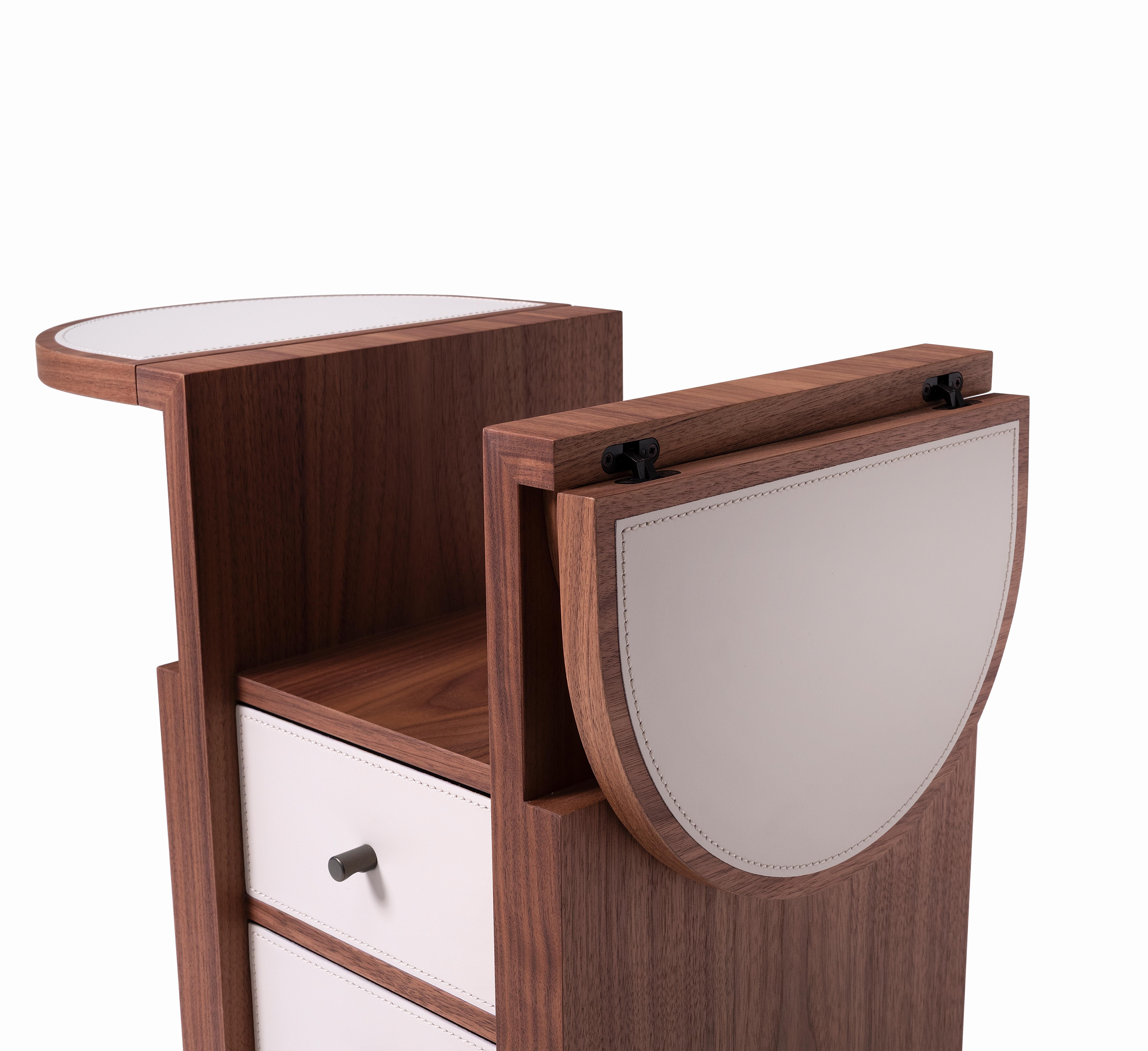 Fatto a mano Cocker comodino in legno con 2 cassetti e pianetti che si aprono come ali. in vendita