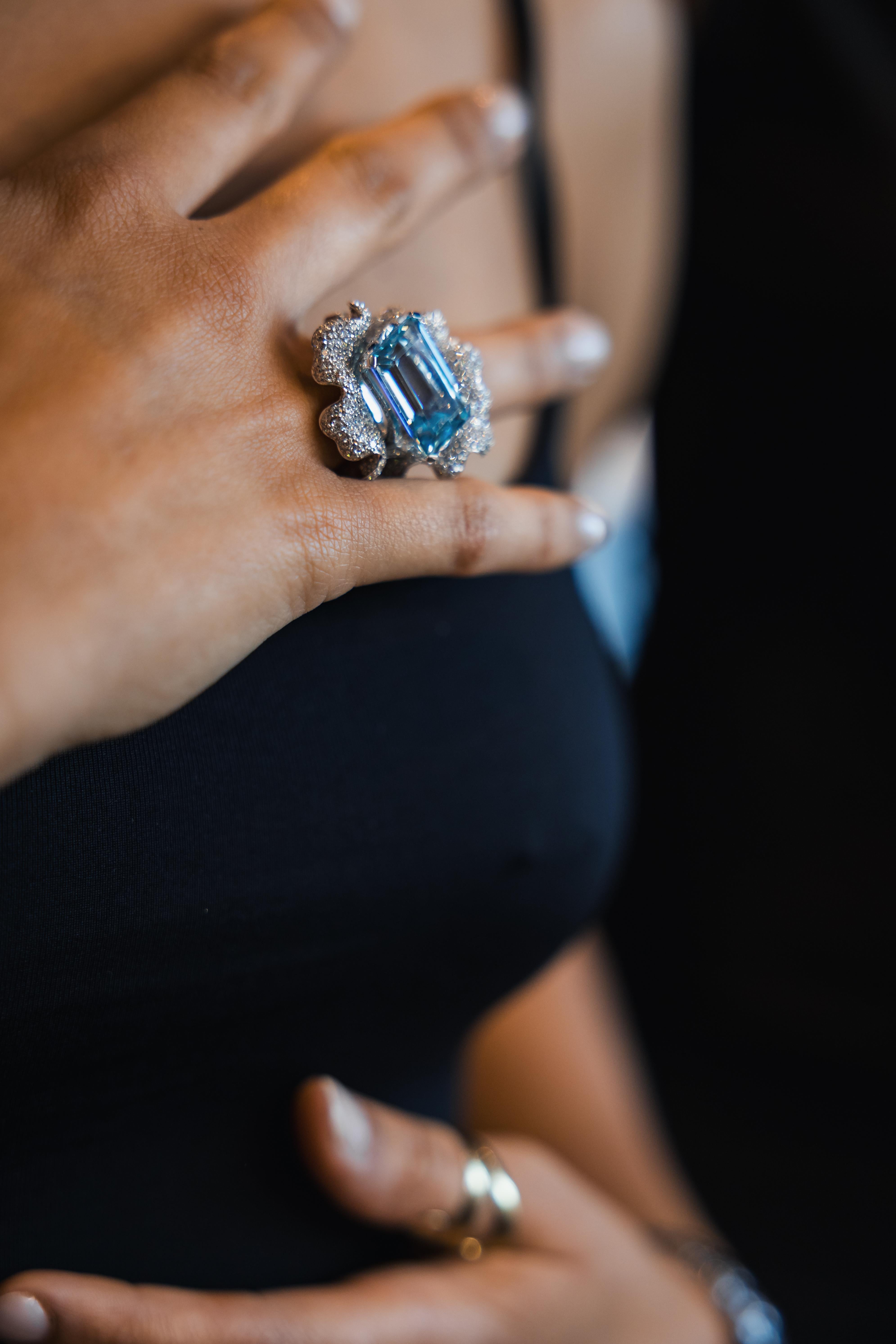 Contemporaneo Anello Cocktail con acquamarina e diamanti in oro 18Kt da 13,17 carati in vendita
