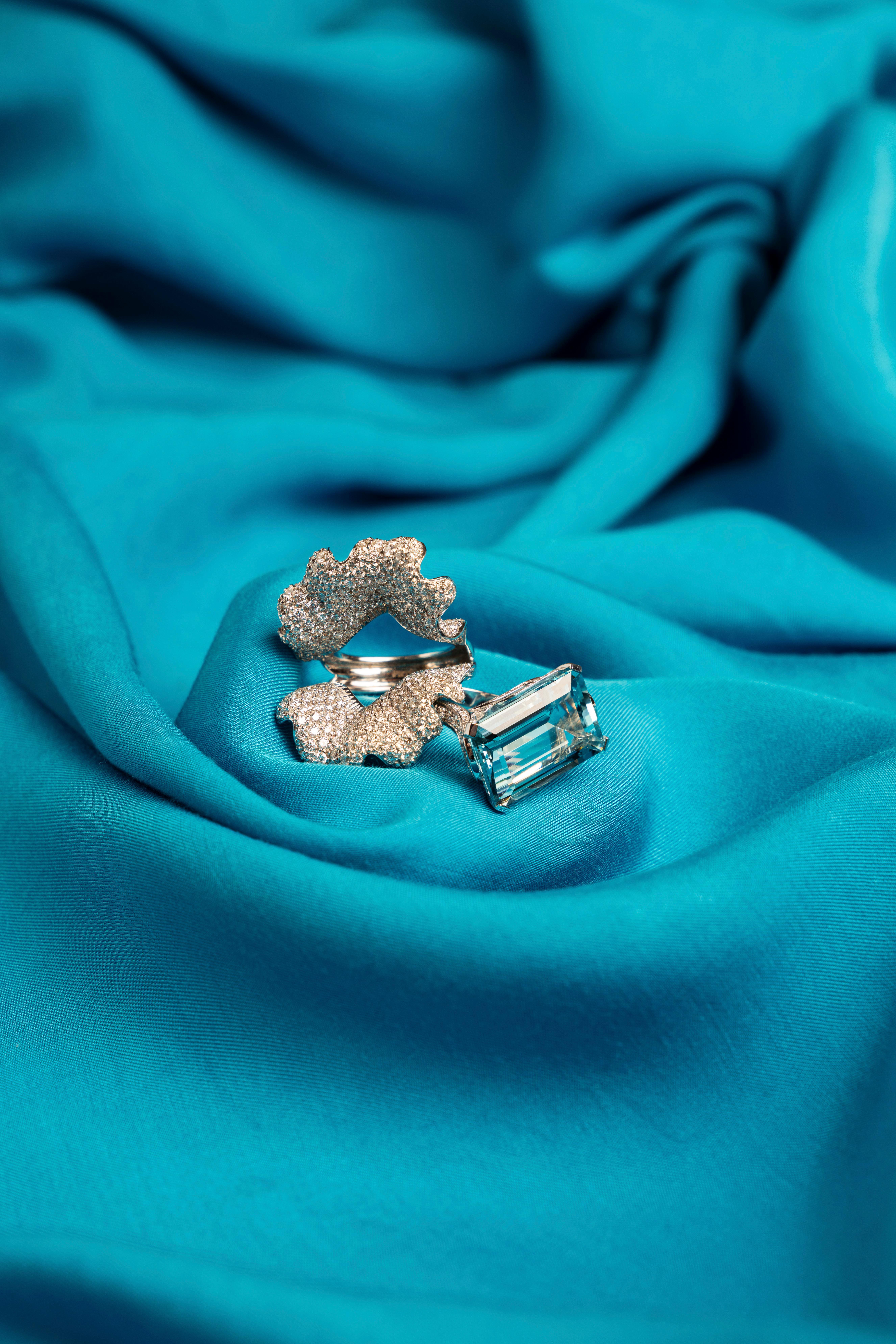 Taille émeraude Bague cocktail en or 18 carats avec aigue-marine de 13,17 carats et diamants en vente