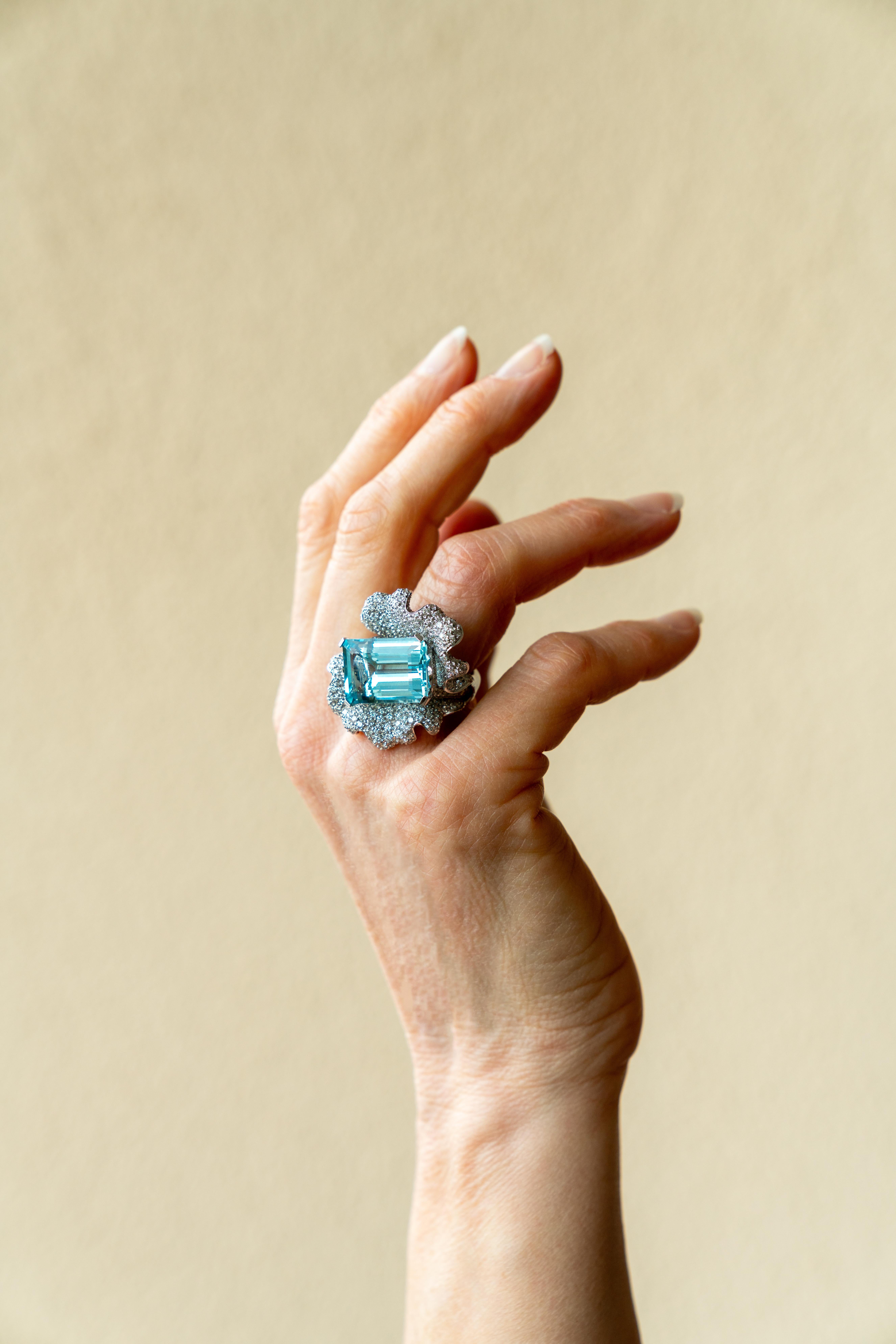 Bague cocktail en or 18 carats avec aigue-marine de 13,17 carats et diamants en vente 1