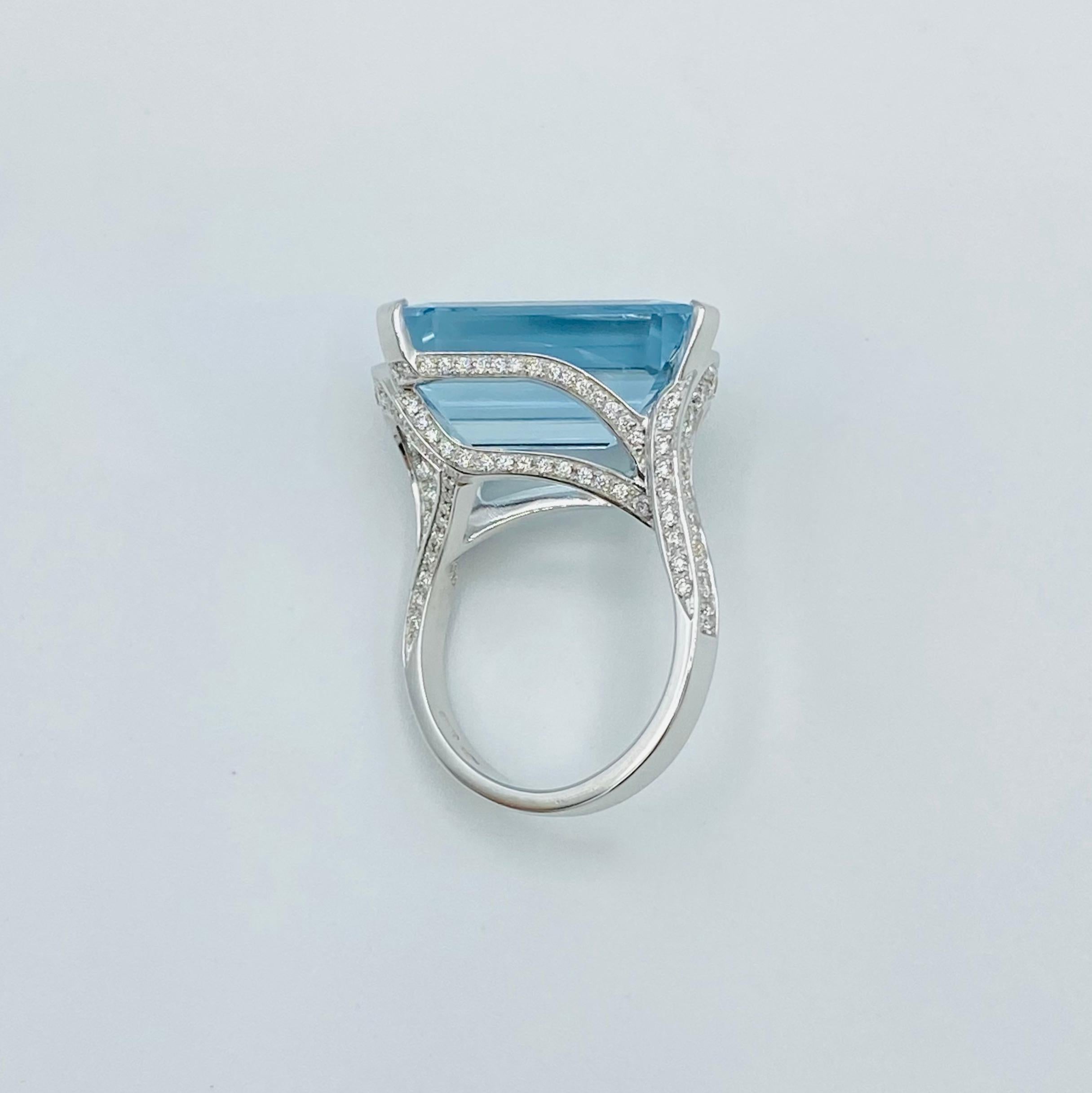 Anello Cocktail con acquamarina e diamanti in oro 18Kt da 13,17 carati in vendita 1