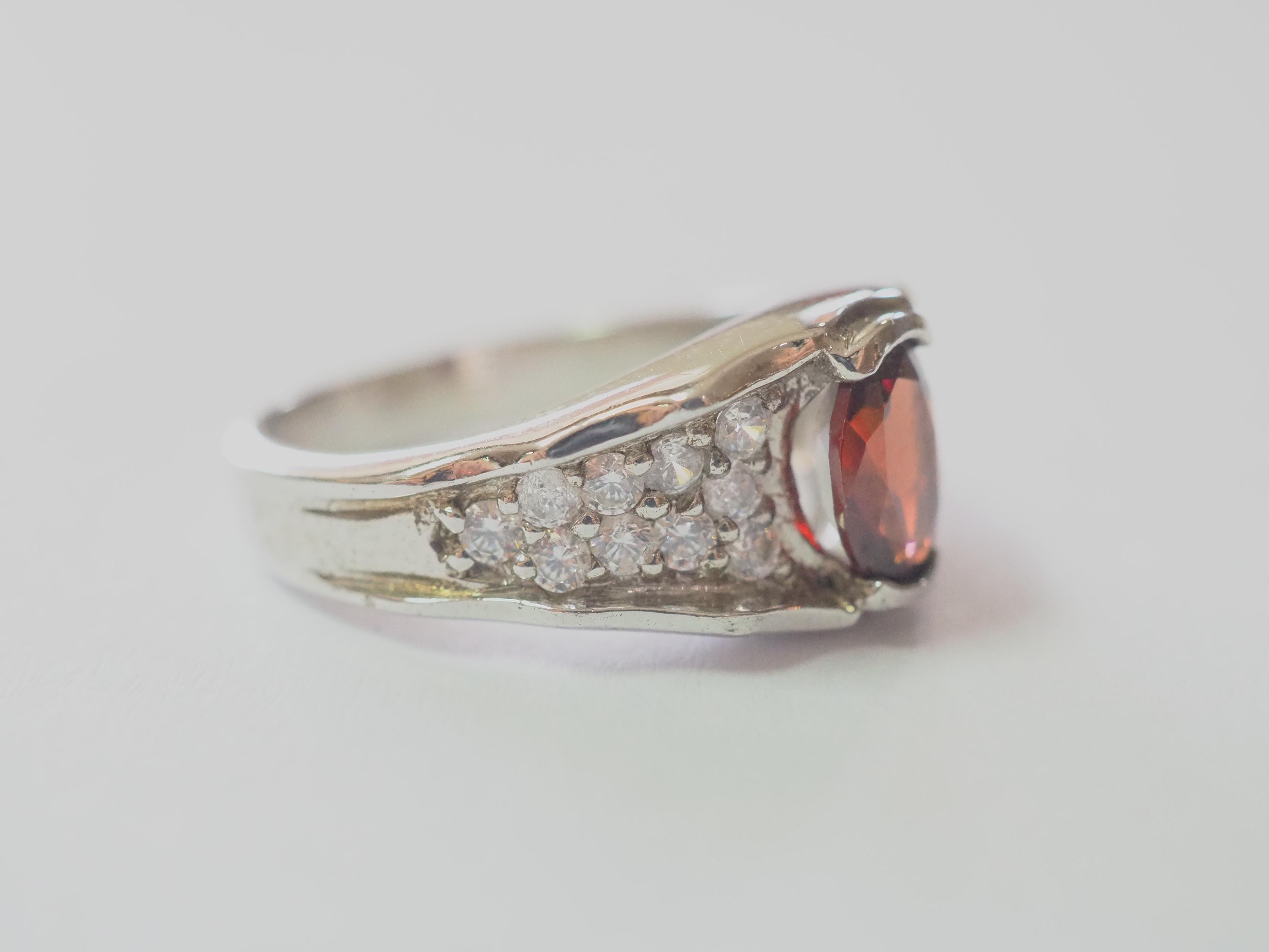 No Reserve- Cocktail 1.40ct Garnet & CZ Sterling Silver Unisex Ring In Excellent Condition For Sale In เกาะสมุย, TH