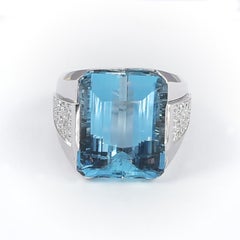 Cocktail 18k white gold ring with a 28 carats circa Aquamarine and 36 diamonds