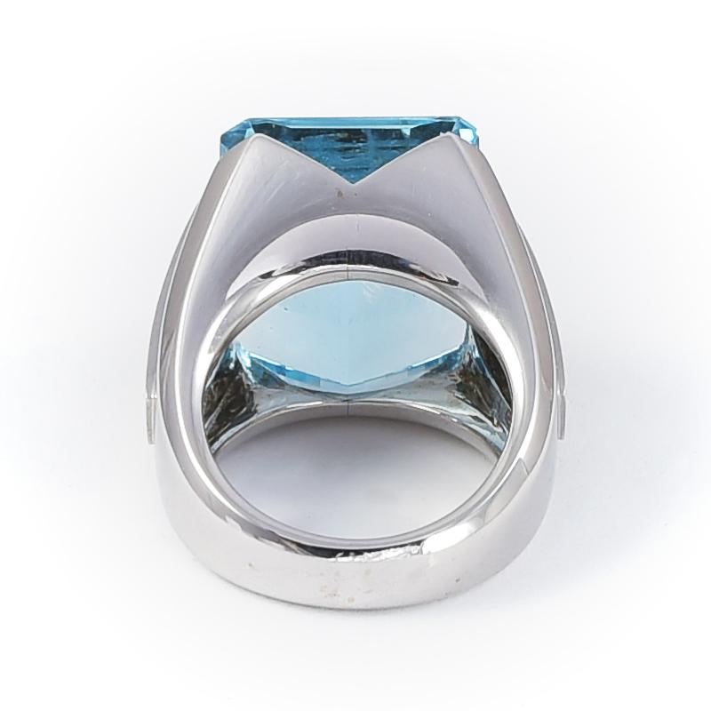 Contemporary Cocktail 18k white gold ring with a 28 carats circa Aquamarine and 36 diamonds For Sale