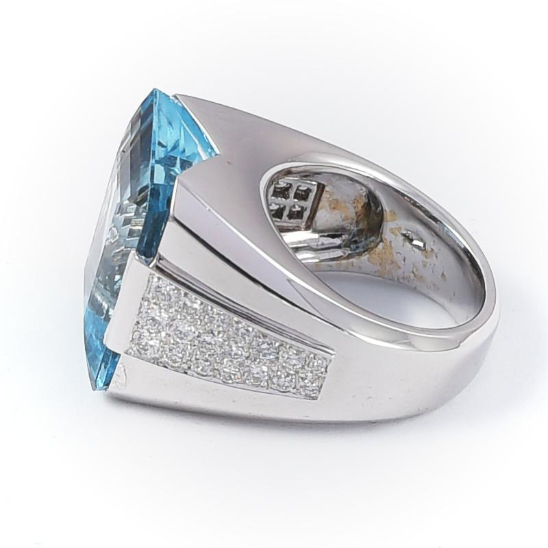 Asscher Cut Cocktail 18k white gold ring with a 28 carats circa Aquamarine and 36 diamonds For Sale