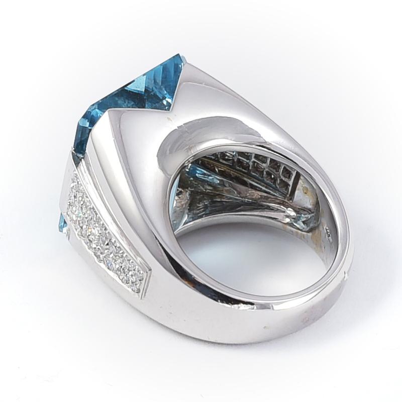 Cocktail 18k white gold ring with a 28 carats circa Aquamarine and 36 diamonds In New Condition For Sale In Roma, IT