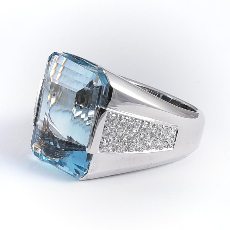 Women's or Men's Cocktail 18k white gold ring with a 28 carats circa Aquamarine and 36 diamonds For Sale