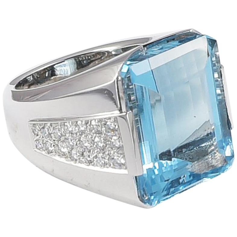 Cocktail 18k white gold ring with a 28 carats circa Aquamarine and 36 diamonds For Sale