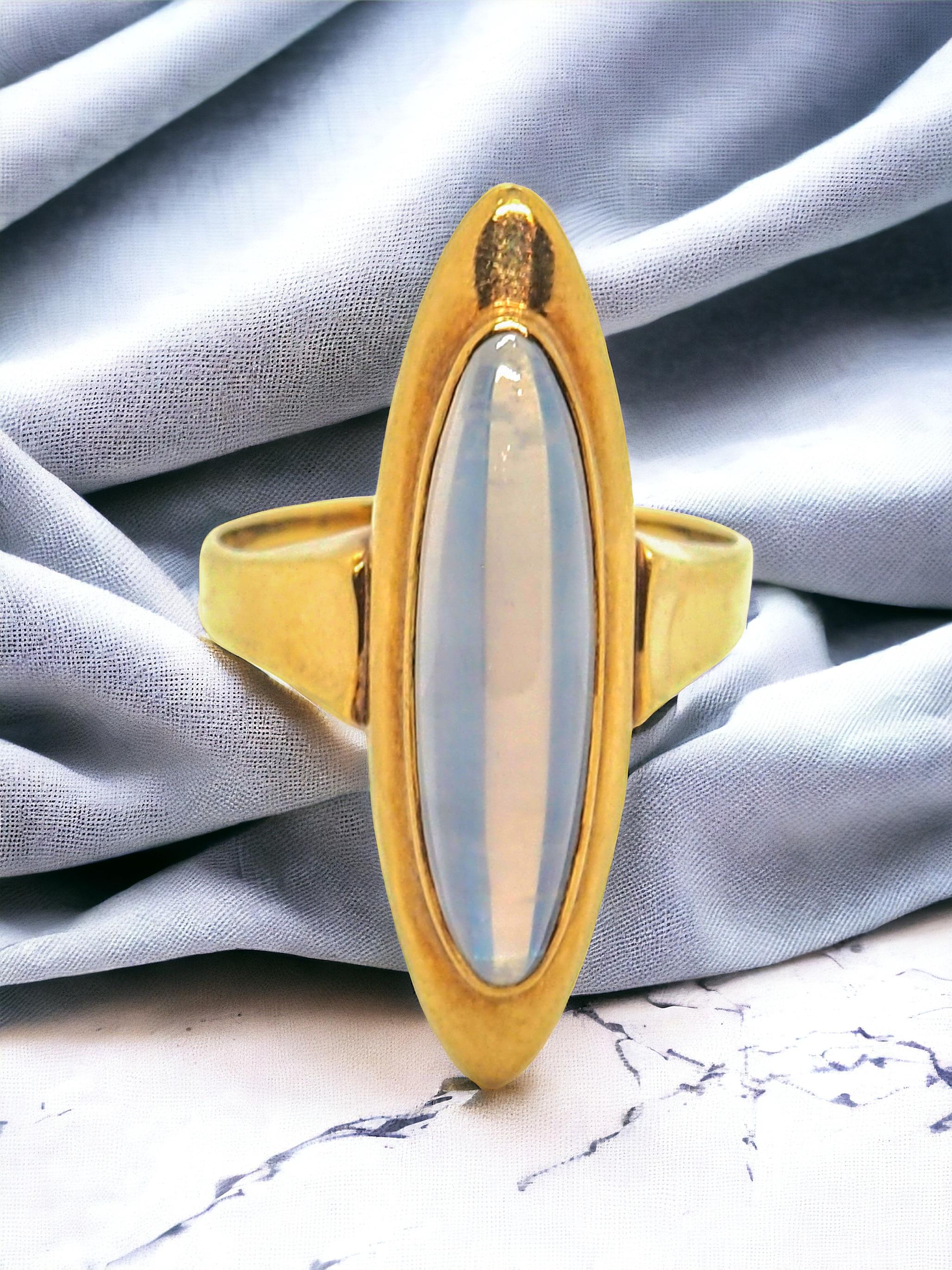 Vintage Moonstone Ring 18 Karat Yellow Gold  For Sale 1