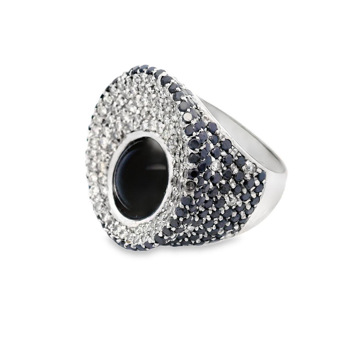 Cocktail 18kt white Gold Ring with Onyx & Diamonds 18k Gold Cocktail Ring In Good Condition For Sale In Aventura, FL