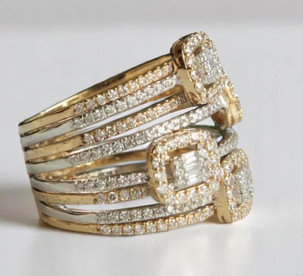 Anillo halo de diamantes baguette de cóctel en oro macizo de 14 quilates (certificado) en Nuevo estado para la venta en New Delhi, DL