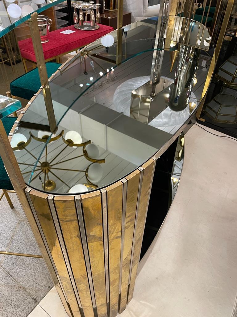 A beautiful demilune cocktail bar. The core is made out of stainless steel and brass, whereas the two tops are made of mirror. The internal side has an open space with a useful shelf.
In good condition.