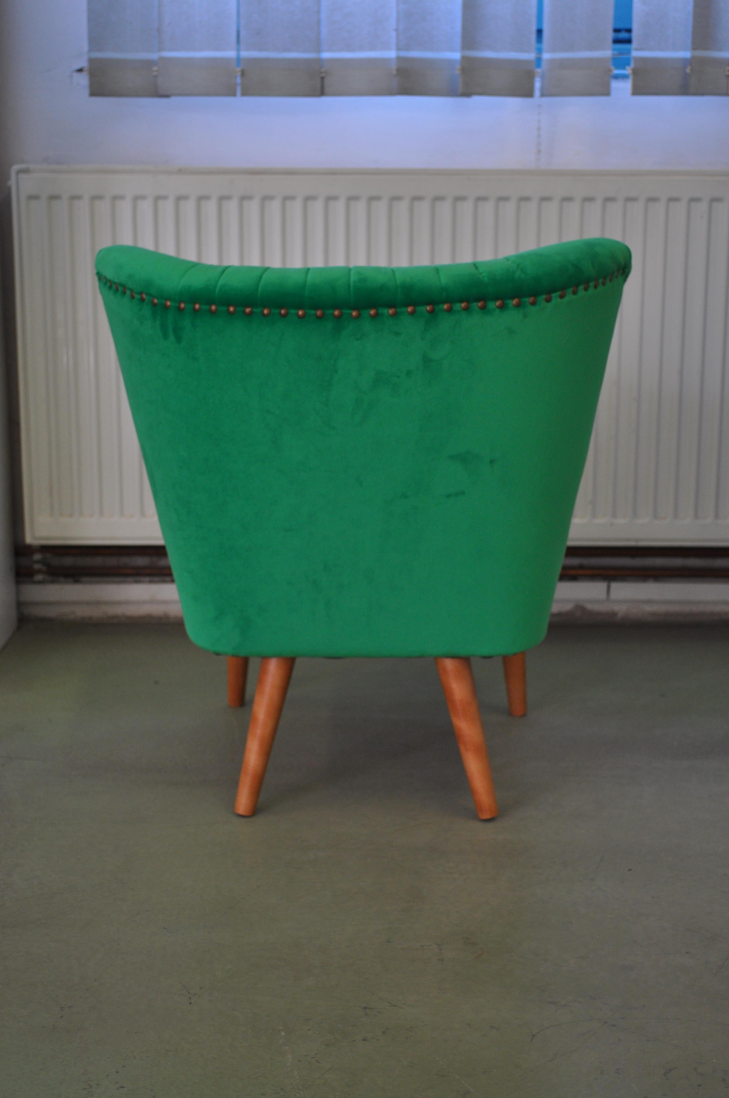 Cocktail Chair with a Green Fabric (Lackiert) im Angebot