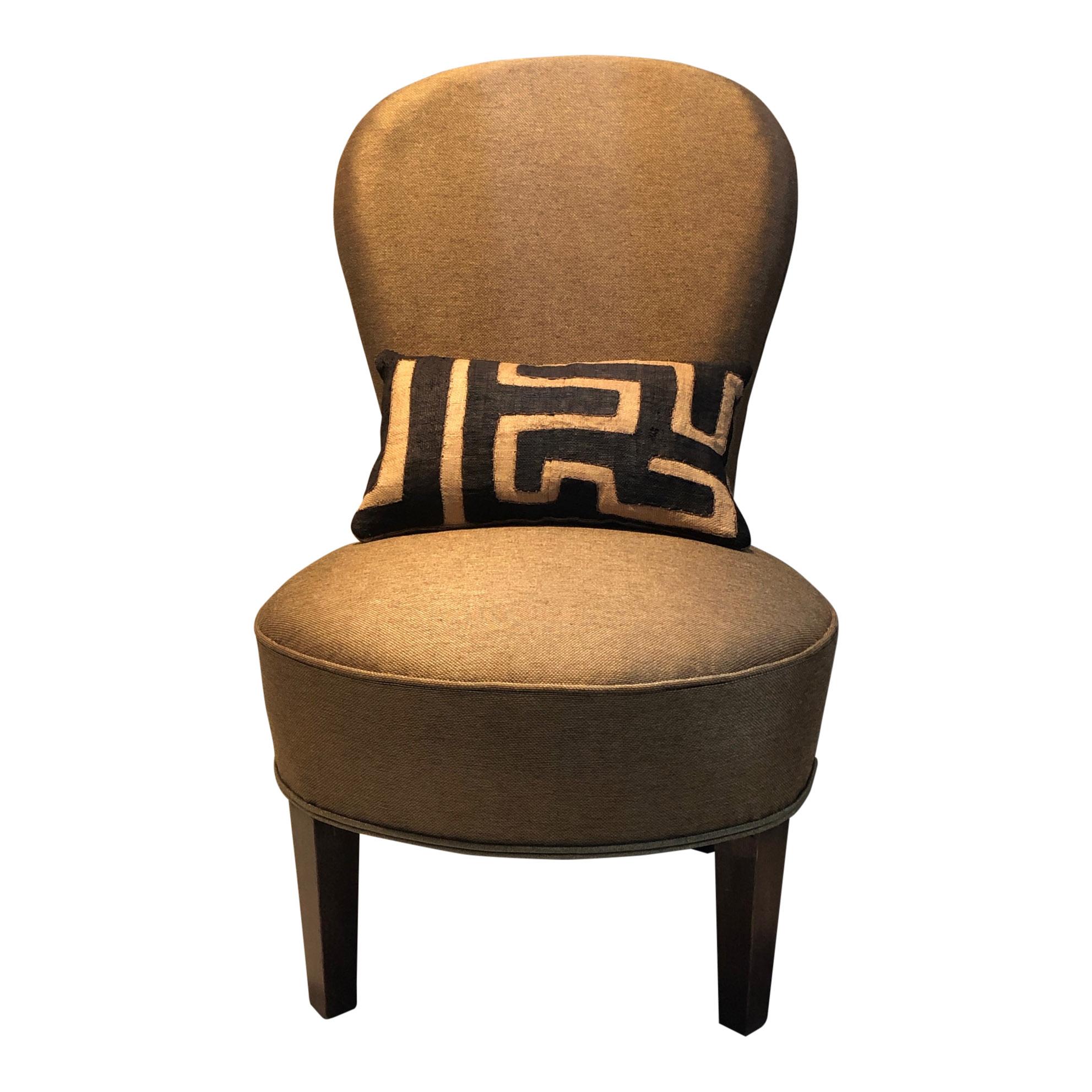 After the sober 1940s, there was a return to economic prosperity chair Raffia is a so called cocktail/club chair from the fifties. It is a small chair with a characteristic round back. The front has been covered with a new fabric Le Manachfrom