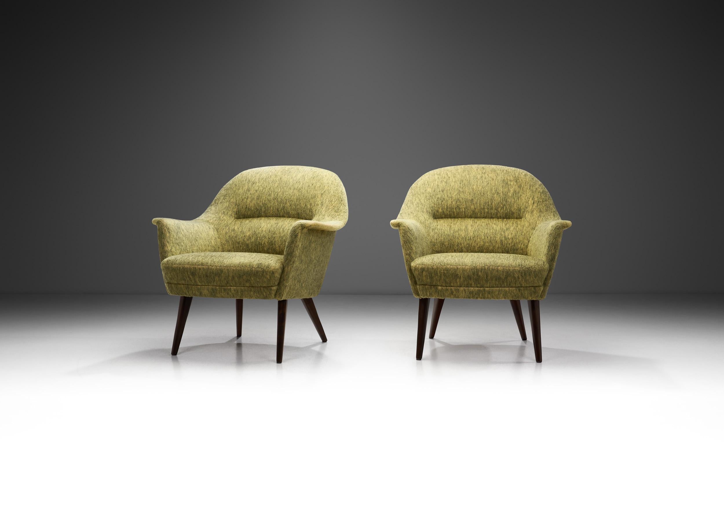 The so-called “cocktail chair” is a smaller type of upholstered chair with an elegant shape, that looks especially stylish as a feature chair in any room, or next to a mid-century sofa or drinks trolley. It made its first appearance in the 1950s and
