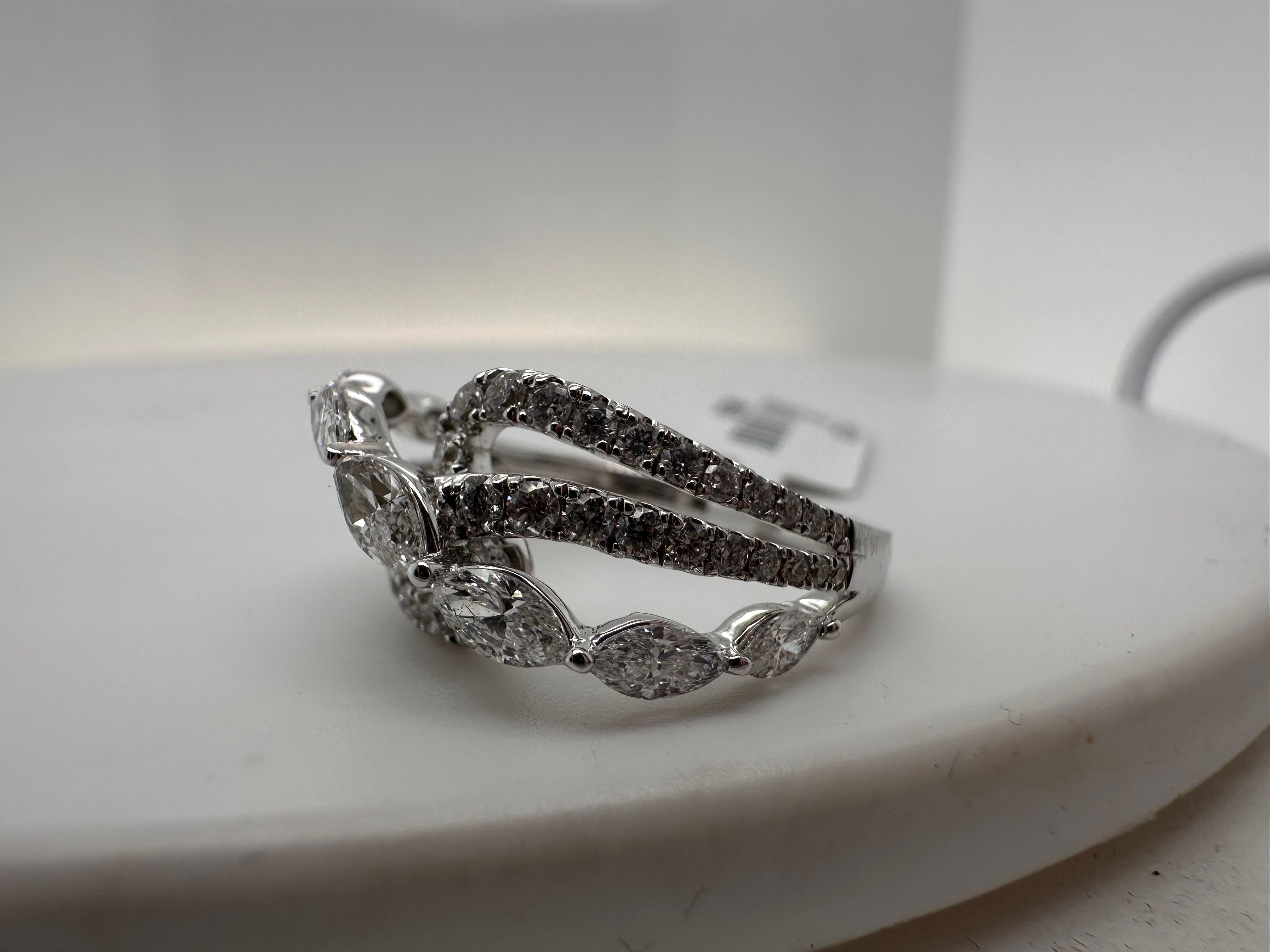 Hermoso y suave anillo de diamantes marquesa de cóctel en oro blanco de 18 KT con diamantes de claridad VS color F. Talla 6,5 y se puede cambiar de talla.

**Todos los artículos salen de nuestras instalaciones con un certificado a nombre del