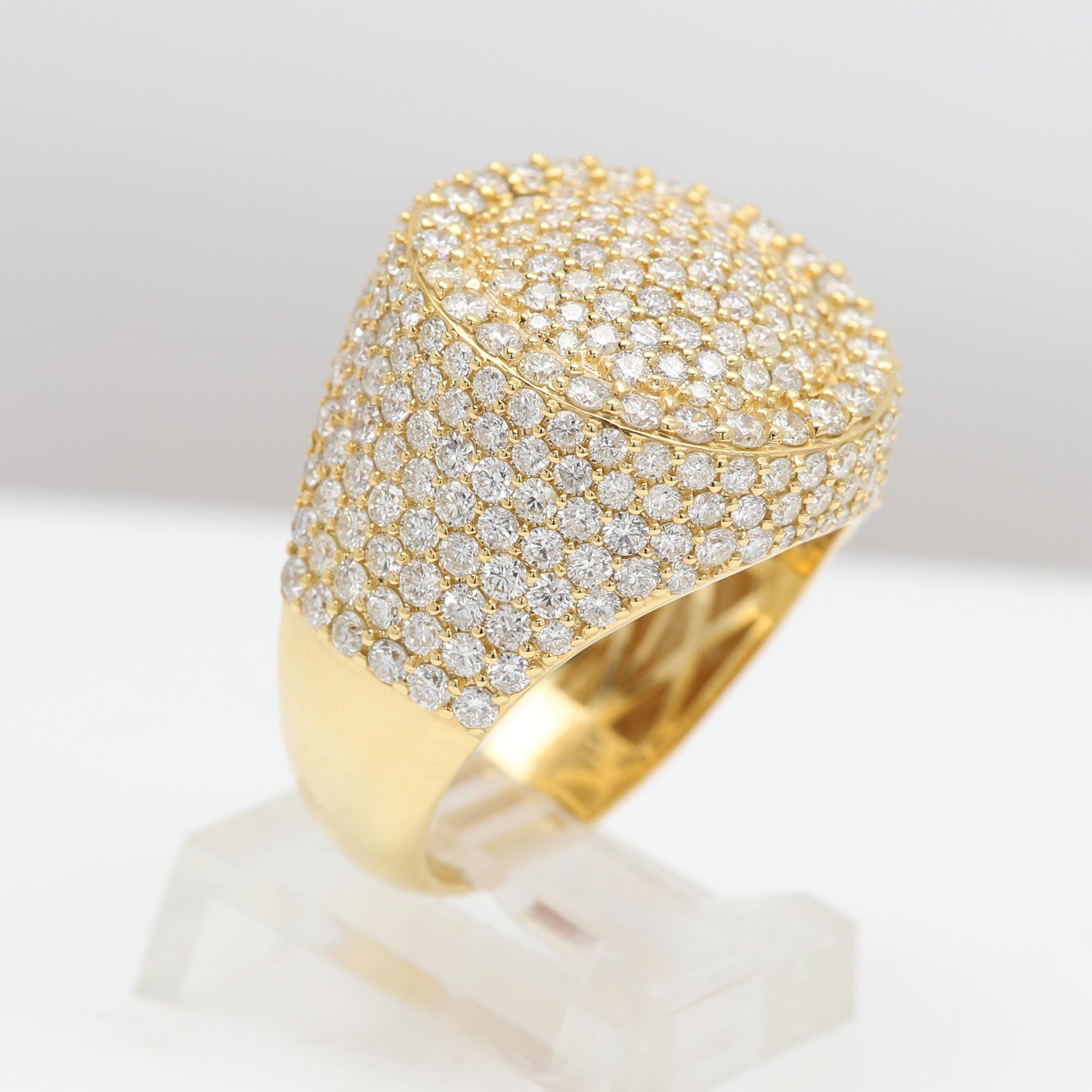 Véritable bague à diamant.
Il a été fabriqué il y a un certain temps mais n'a jamais été utilisé.
Doigt de taille 10 (peut être redimensionné, un peu plus haut ou un peu plus bas).
Or jaune véritable 14k poids approx. 9,8 grammes.
Diamants naturels