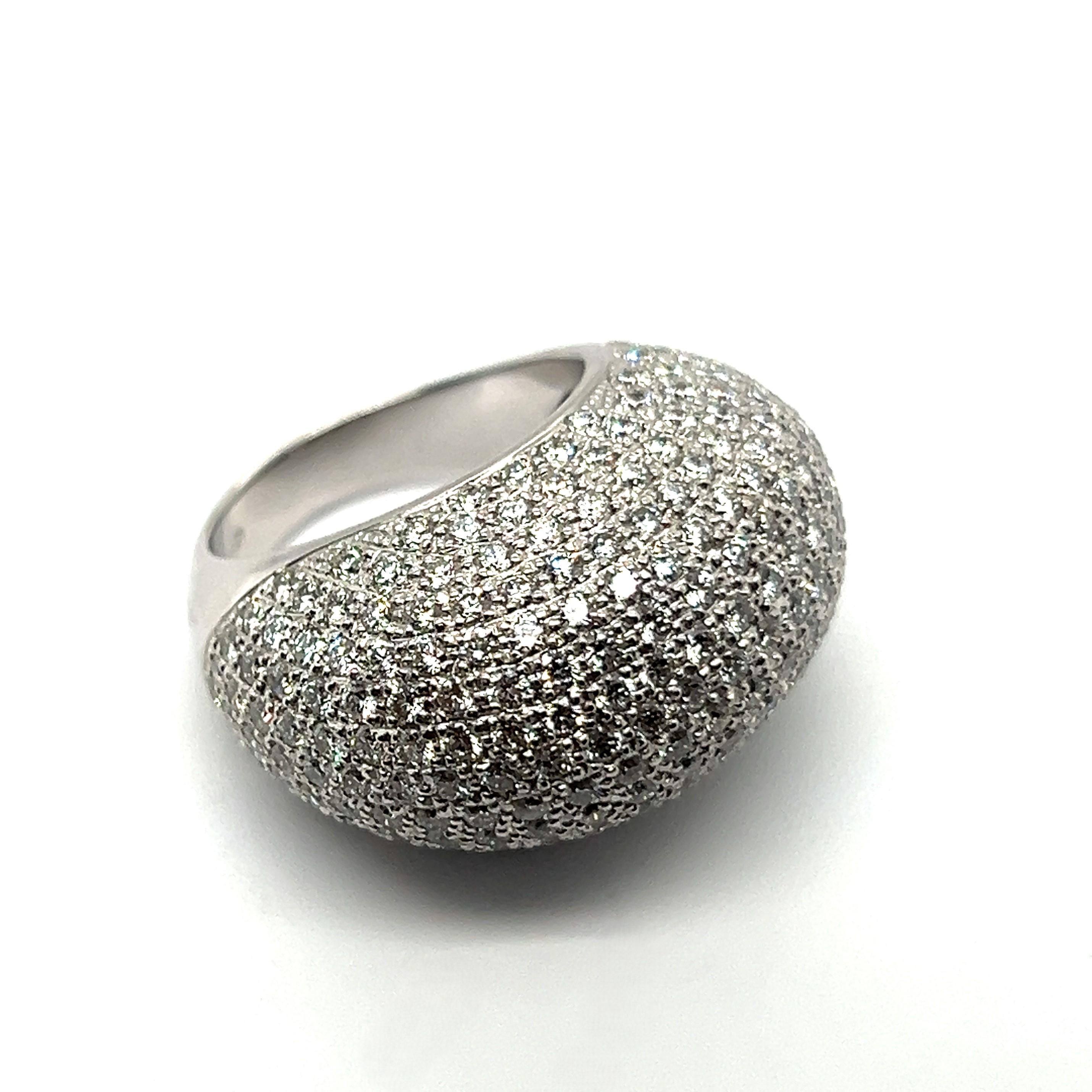 Questo splendido anello cocktail con diamante, realizzato in oro bianco 18 carati, presenta una cupola abbagliante e un gambo affusolato e lucido. Con 3,90 carati di diamanti rotondi a taglio brillante di qualità G/H-vs in un'intricata incastonatura