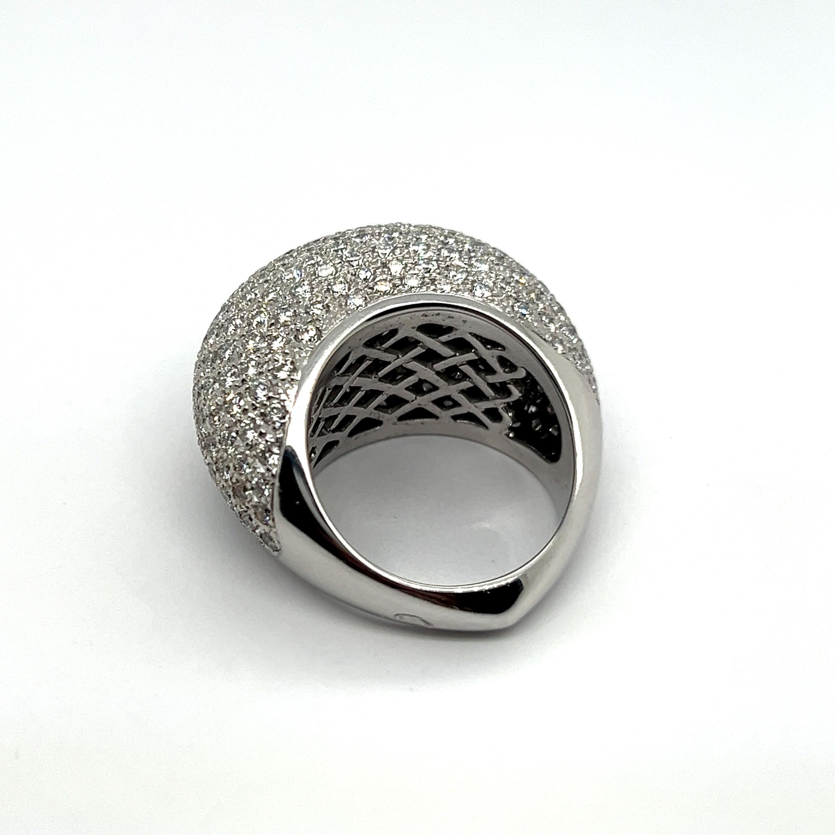 Moderno Anello Cocktail con diamante a cupola in oro bianco da 18 carati in vendita