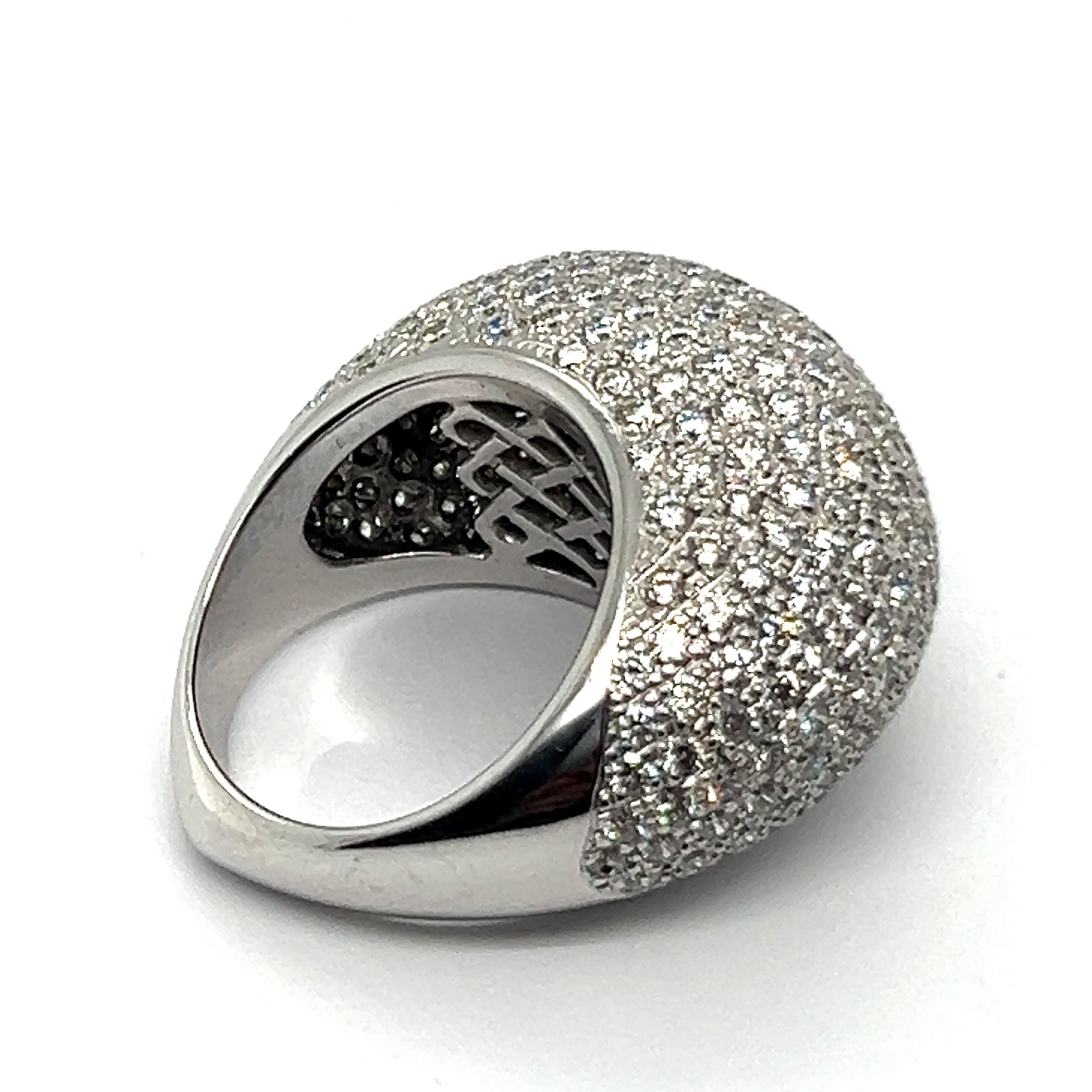 Taglio brillante Anello Cocktail con diamante a cupola in oro bianco da 18 carati in vendita