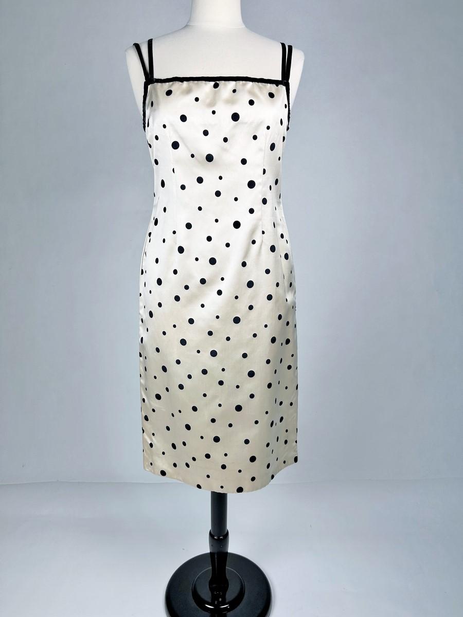 Cocktailkleid und Bolero aus Satin mit schwarzen Tupfenmuster und Tupfen in Satin - Frankreich um 1965 im Angebot 5