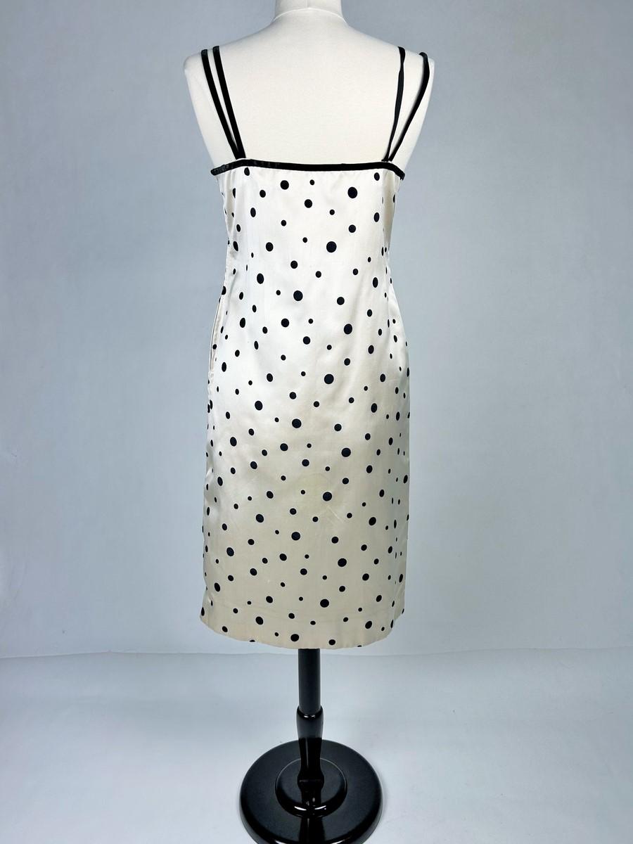 Cocktailkleid und Bolero aus Satin mit schwarzen Tupfenmuster und Tupfen in Satin - Frankreich um 1965 im Angebot 7