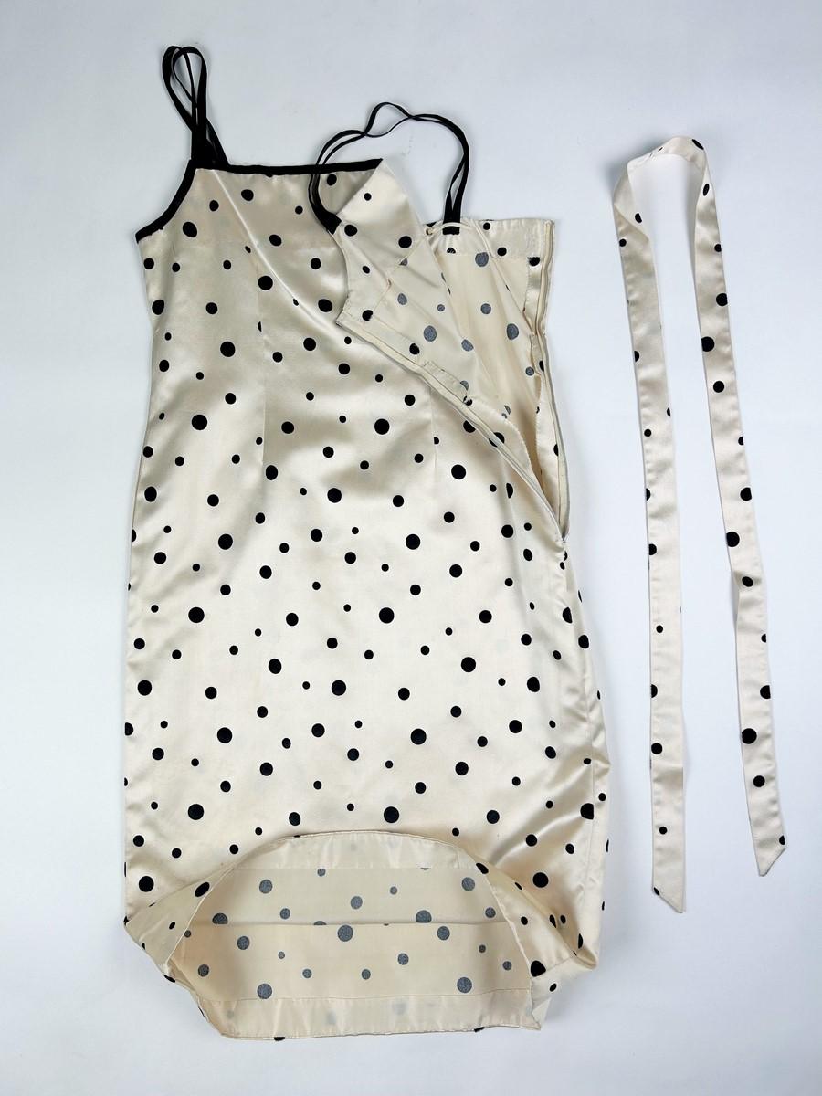 Cocktailkleid und Bolero aus Satin mit schwarzen Tupfenmuster und Tupfen in Satin - Frankreich um 1965 im Angebot 8