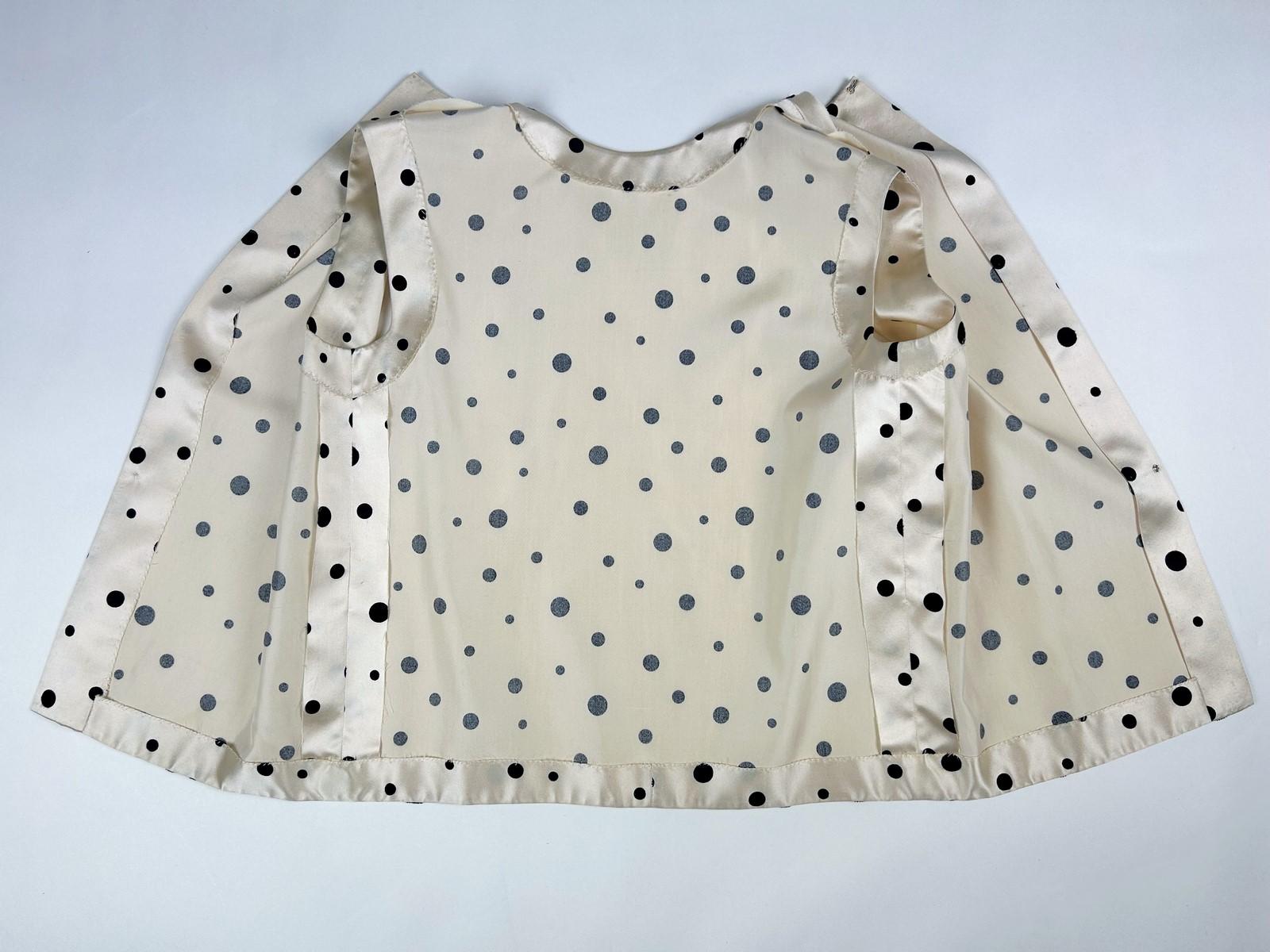 Cocktailkleid und Bolero aus Satin mit schwarzen Tupfenmuster und Tupfen in Satin - Frankreich um 1965 im Angebot 9